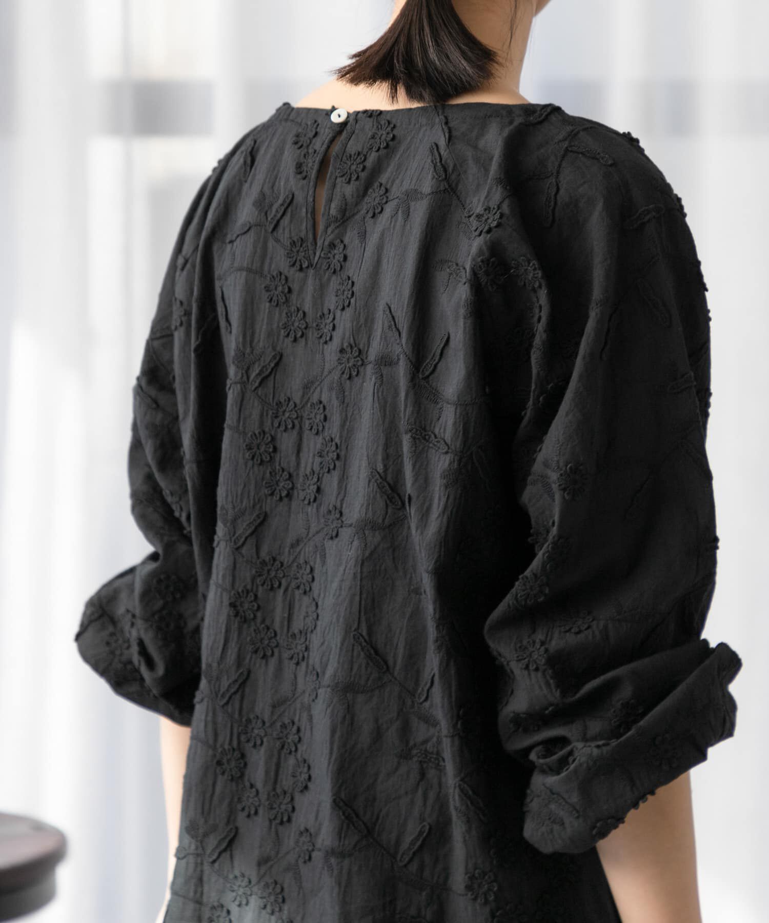 URBAN RESEARCH DOORS「立体刺繍ブラウス」|シャツ・ブラウス|