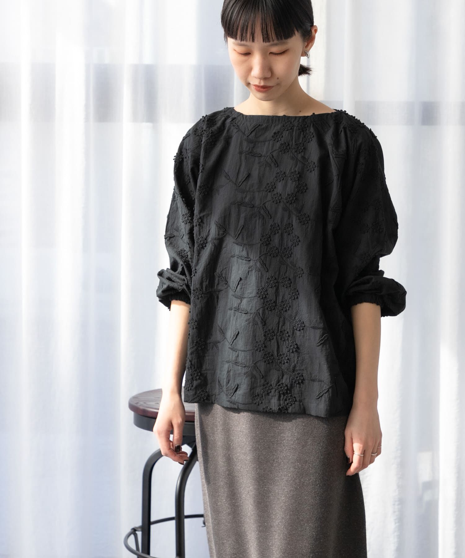 URBAN RESEARCH DOORS「立体刺繍ブラウス」|シャツ・ブラウス|