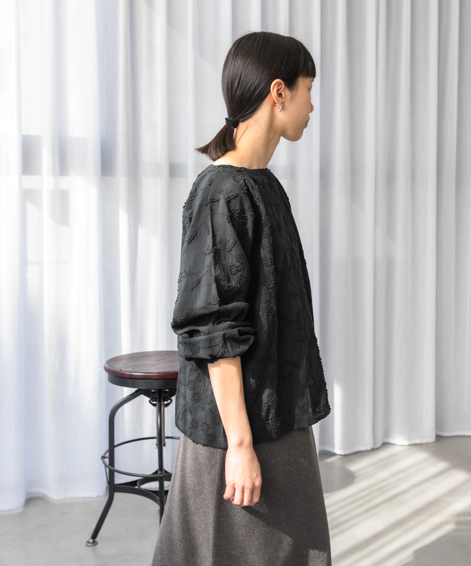 URBAN RESEARCH DOORS「立体刺繍ブラウス」|シャツ・ブラウス|