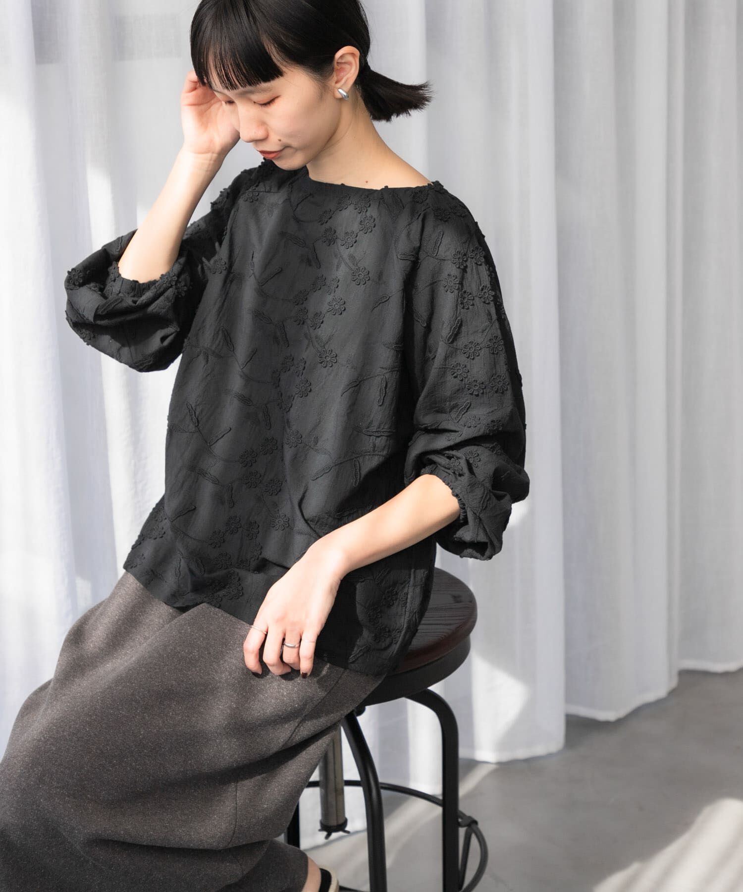 URBAN RESEARCH DOORS「立体刺繍ブラウス」|シャツ・ブラウス|