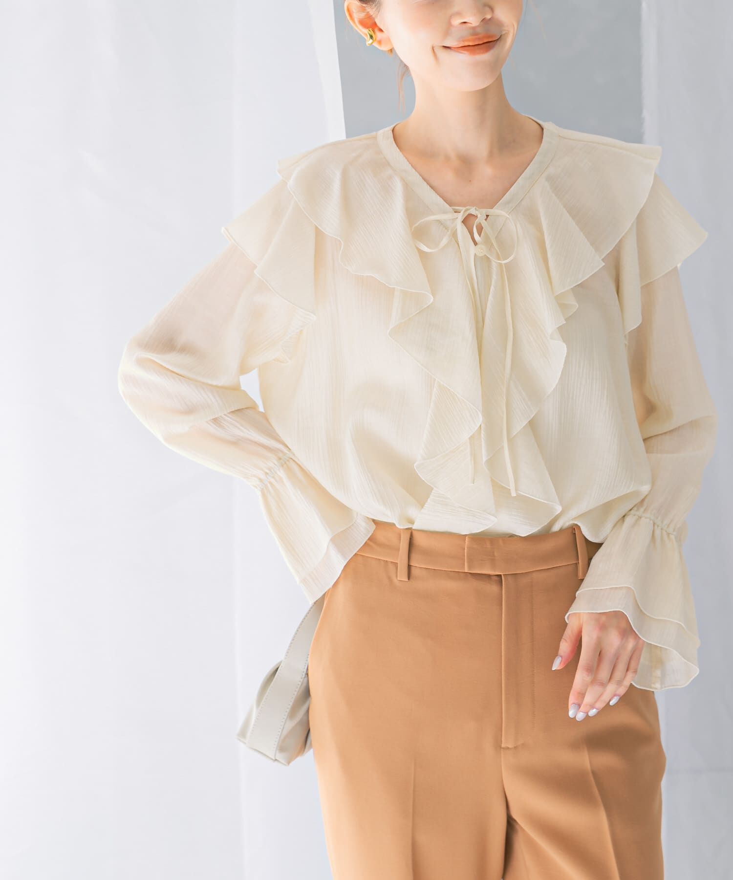 URBAN RESEARCH ROSSO「『WEB/一部店舗限定』ラッフルデザインブラウス」|シャツ・ブラウス|