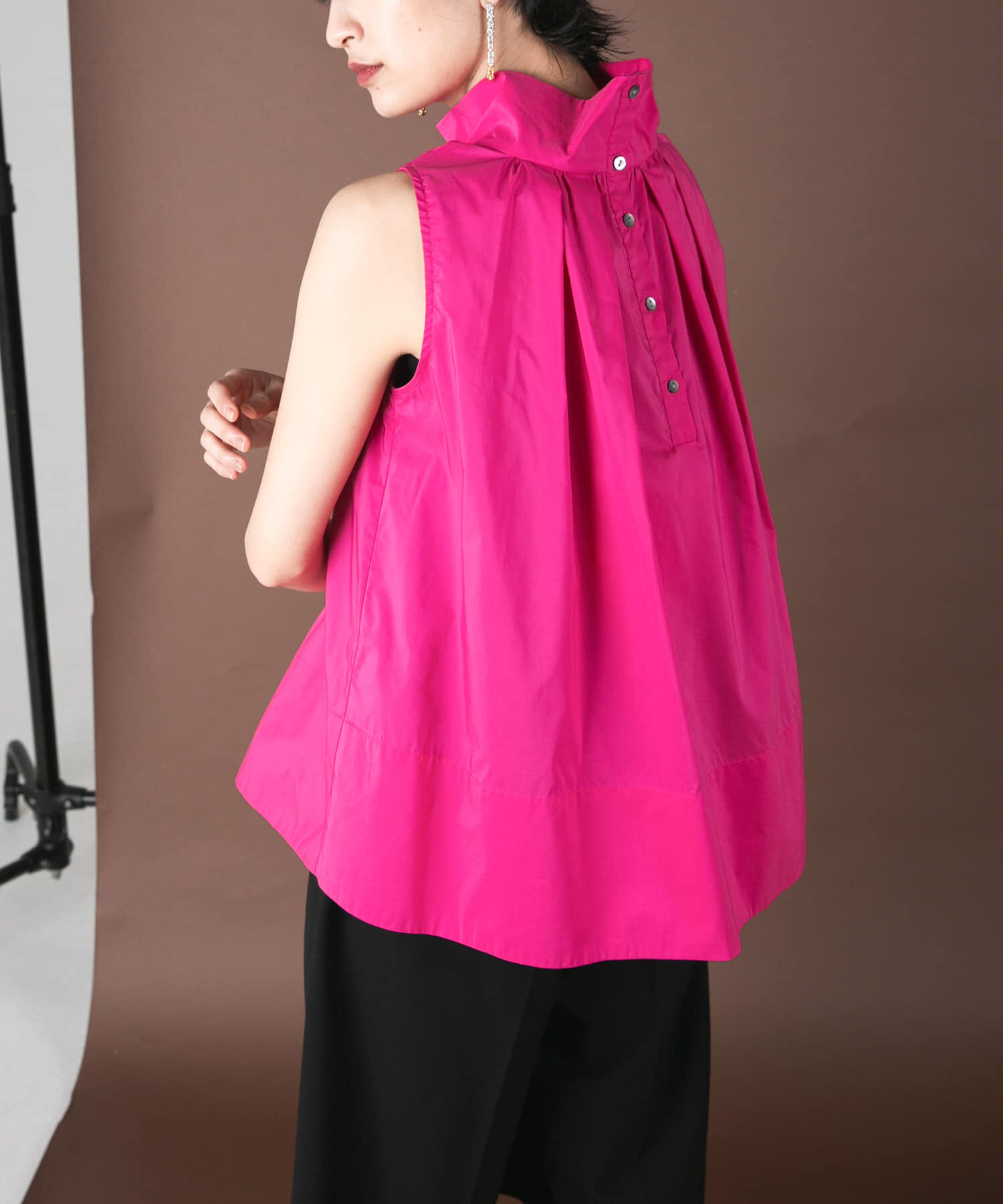 URBAN RESEARCH ROSSO「バックボタンハイネックフレアブラウス」|シャツ・ブラウス|ピンク