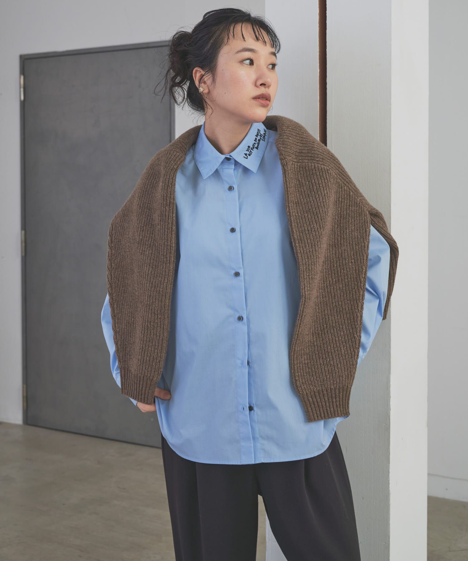 URBAN RESEARCH DOORS「衿ロゴ刺繍カラーシャツ」|シャツ・ブラウス|