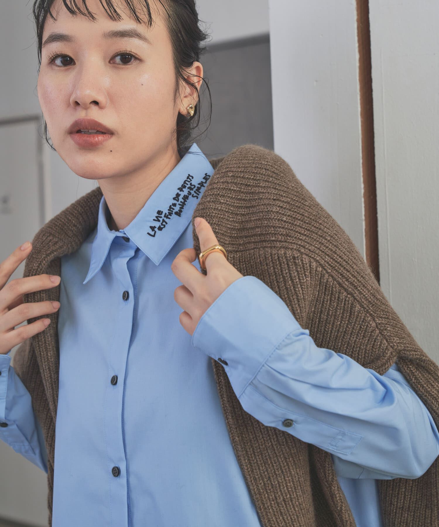 URBAN RESEARCH DOORS「衿ロゴ刺繍カラーシャツ」|シャツ・ブラウス|