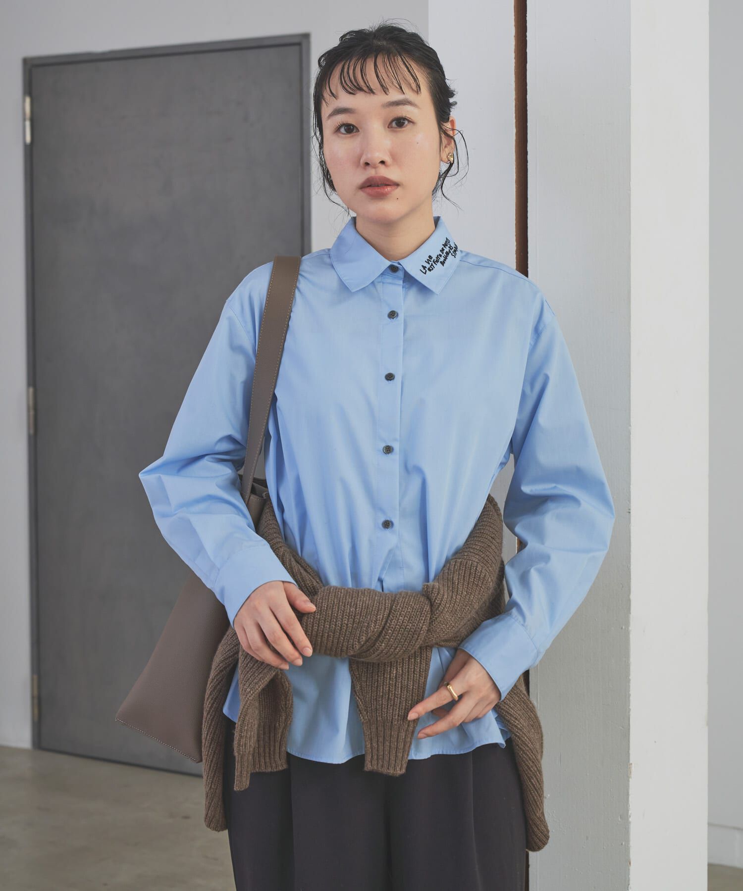 URBAN RESEARCH DOORS「衿ロゴ刺繍カラーシャツ」|シャツ・ブラウス|