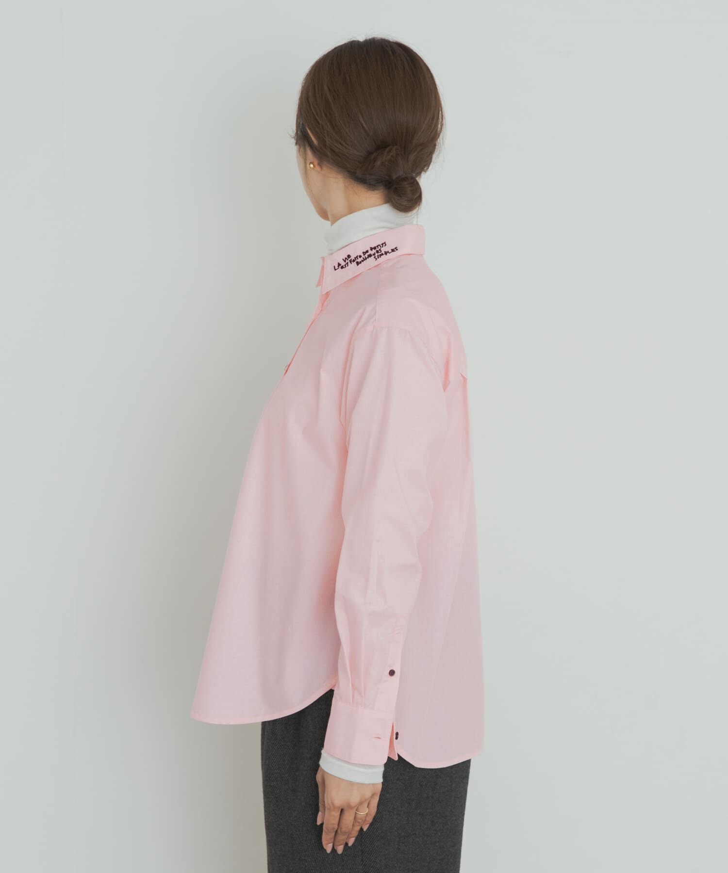 URBAN RESEARCH DOORS「衿ロゴ刺繍カラーシャツ」|シャツ・ブラウス|