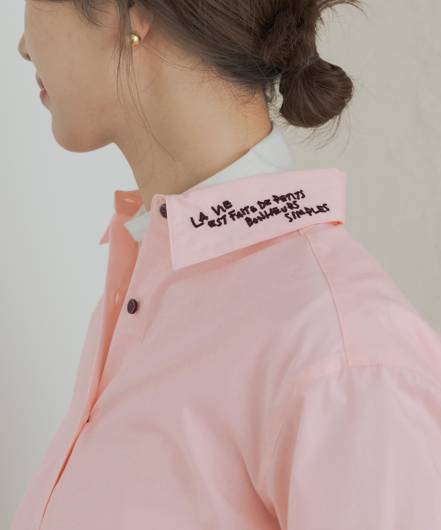 URBAN RESEARCH DOORS「衿ロゴ刺繍カラーシャツ」|シャツ・ブラウス|