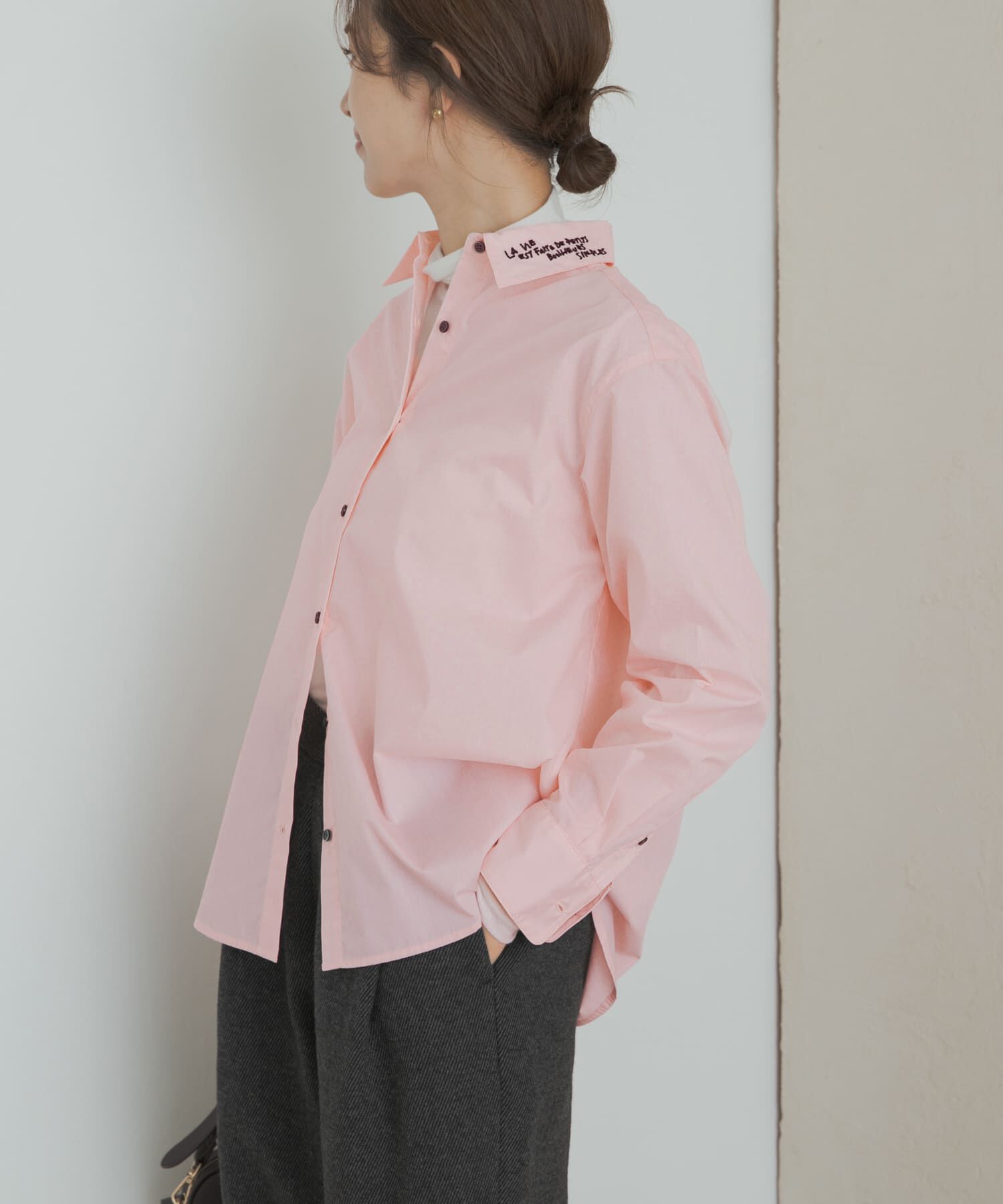 URBAN RESEARCH DOORS「衿ロゴ刺繍カラーシャツ」|シャツ・ブラウス|