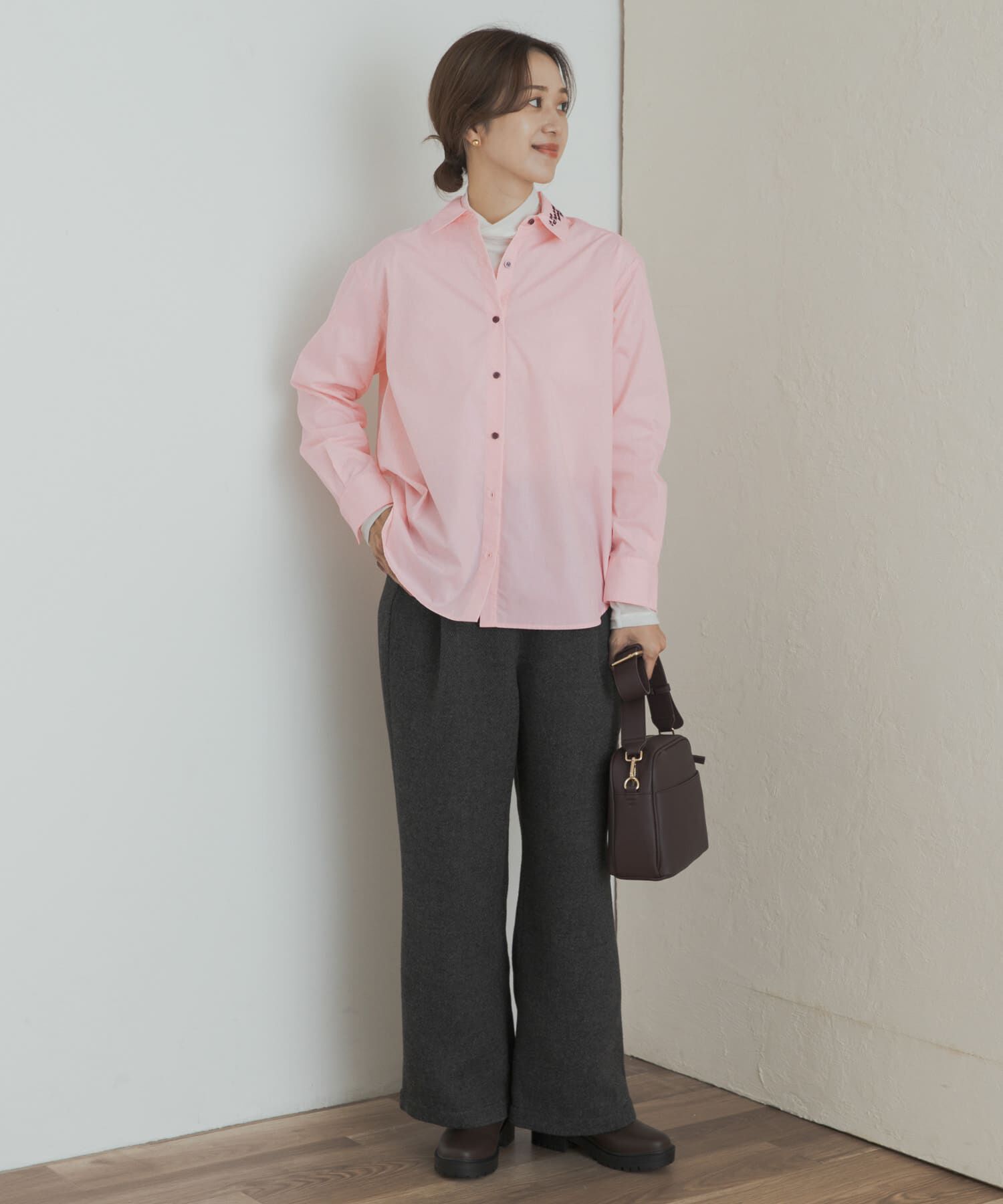 URBAN RESEARCH DOORS「衿ロゴ刺繍カラーシャツ」|シャツ・ブラウス|