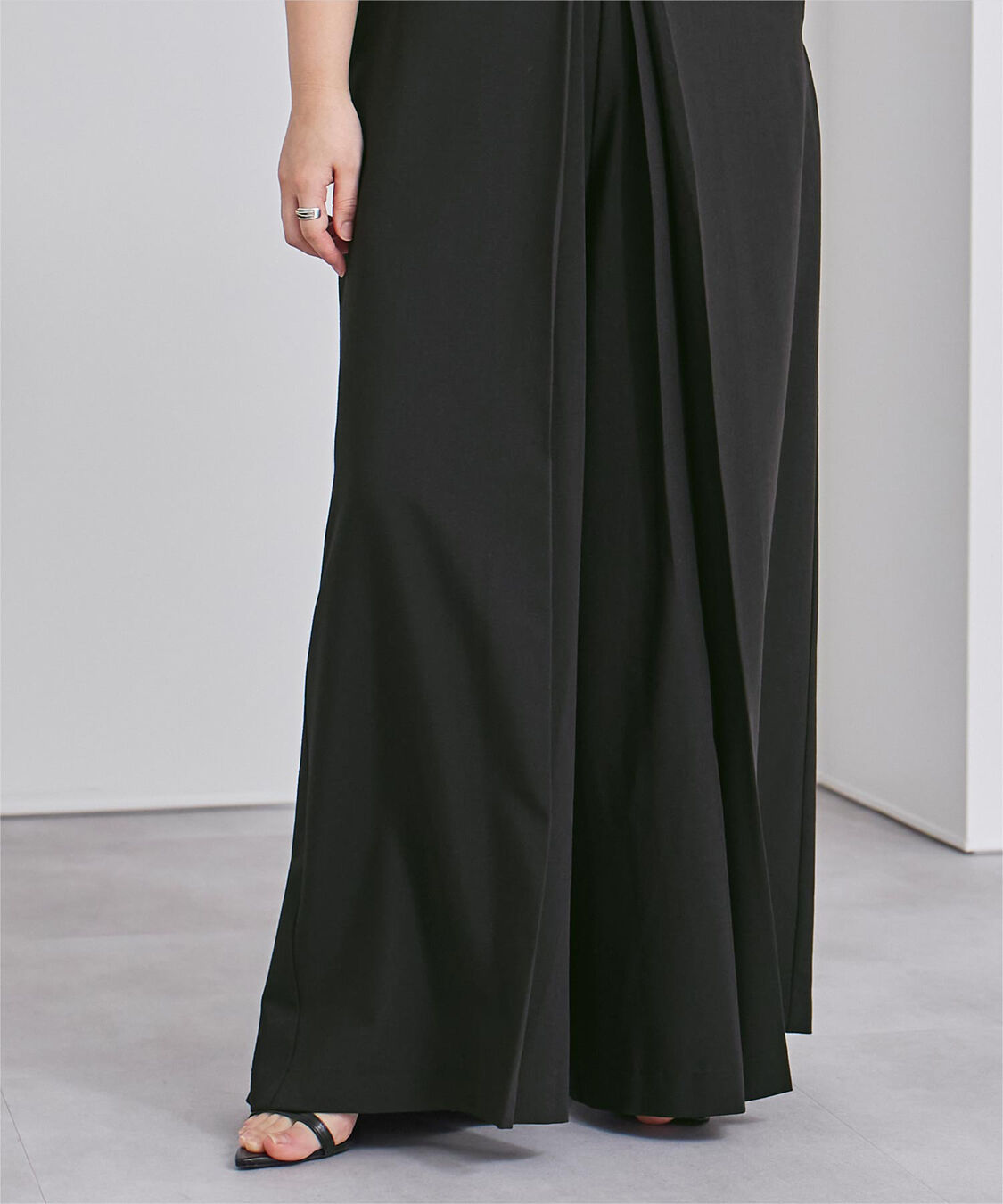 ur's「【星玲奈さんコラボアイテム】フロントタックハイウエストワイドパンツ」|スラックス|