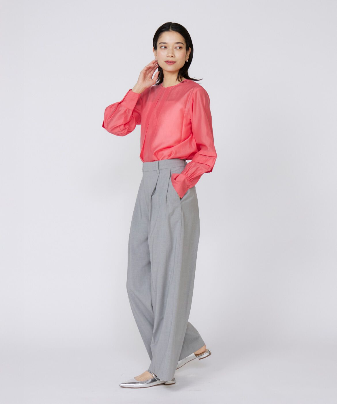 INED「《大きいサイズ》シャイニーローンタックブラウス」|シャツ・ブラウス|