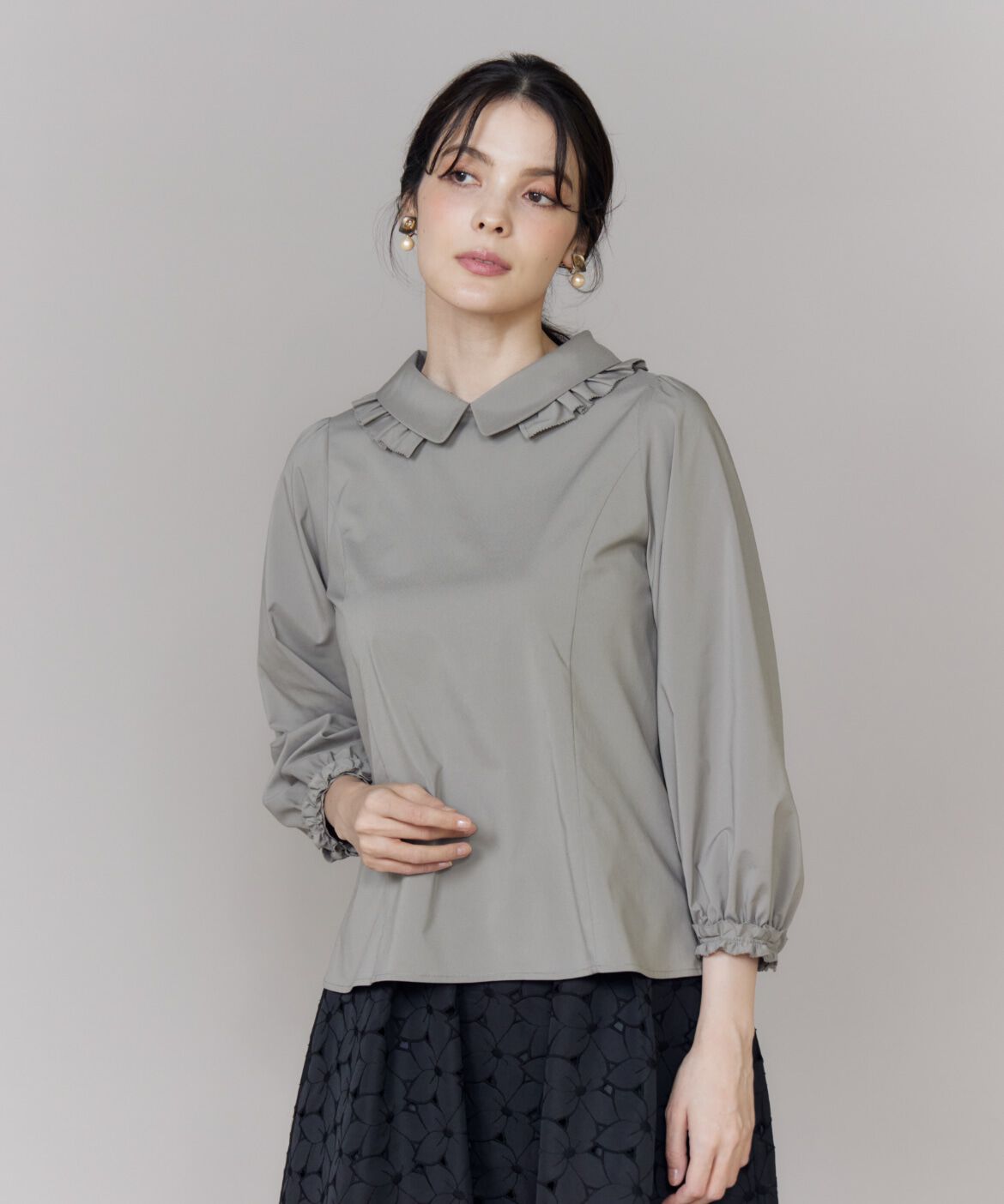Maglie le cassetto「《大きいサイズ》シルキーストレッチ衿フリルブラウス」|シャツ・ブラウス|