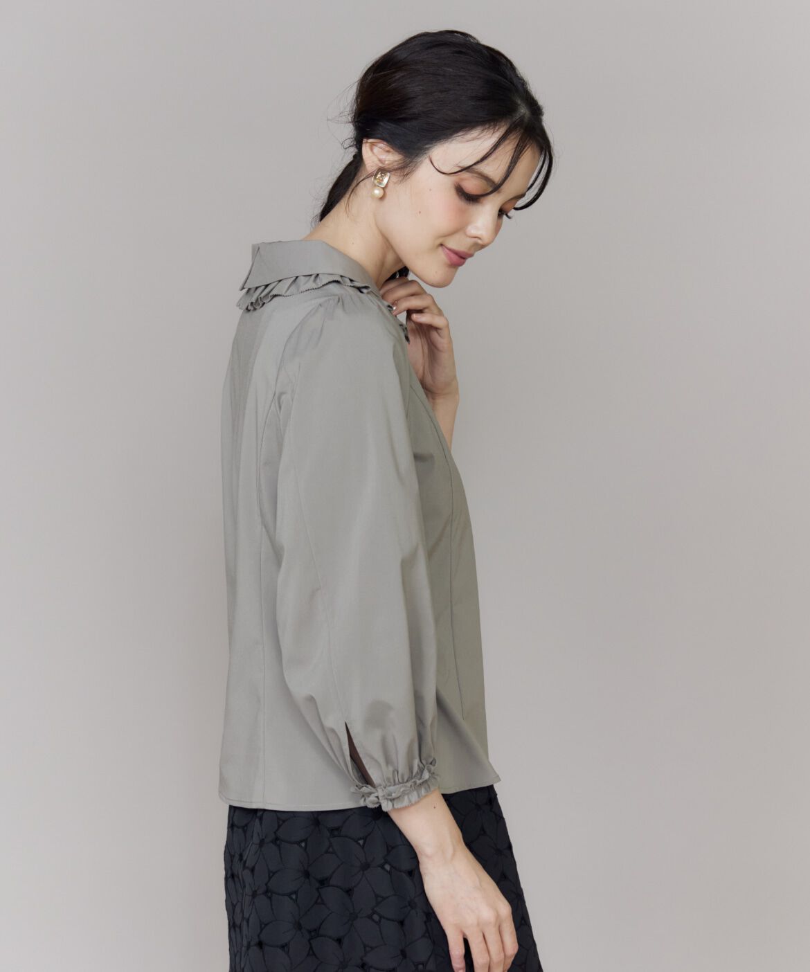 Maglie le cassetto「《大きいサイズ》シルキーストレッチ衿フリルブラウス」|シャツ・ブラウス|