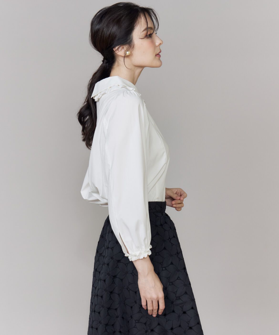 Maglie le cassetto「《プラスサイズ》シルキーストレッチ衿フリルブラウス」|シャツ・ブラウス|