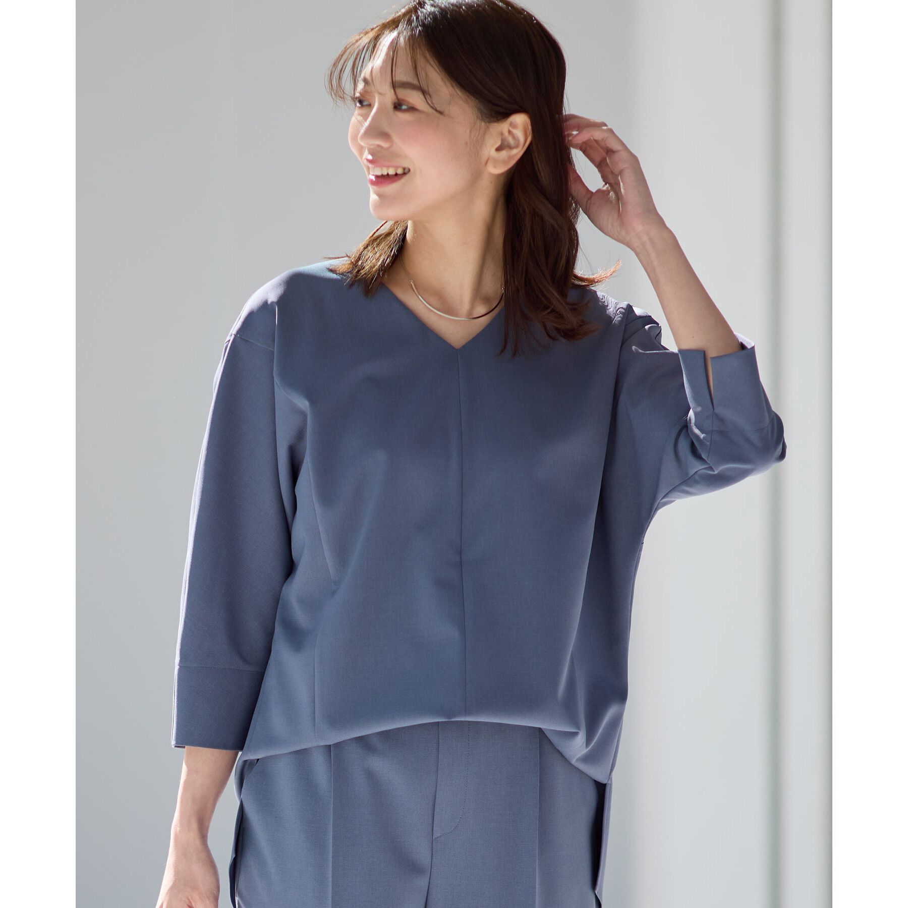 Reflect「【マシンウォッシュ可／セットアップ可能】ドルマンスリーブVネックブラウス」|シャツ・ブラウス|