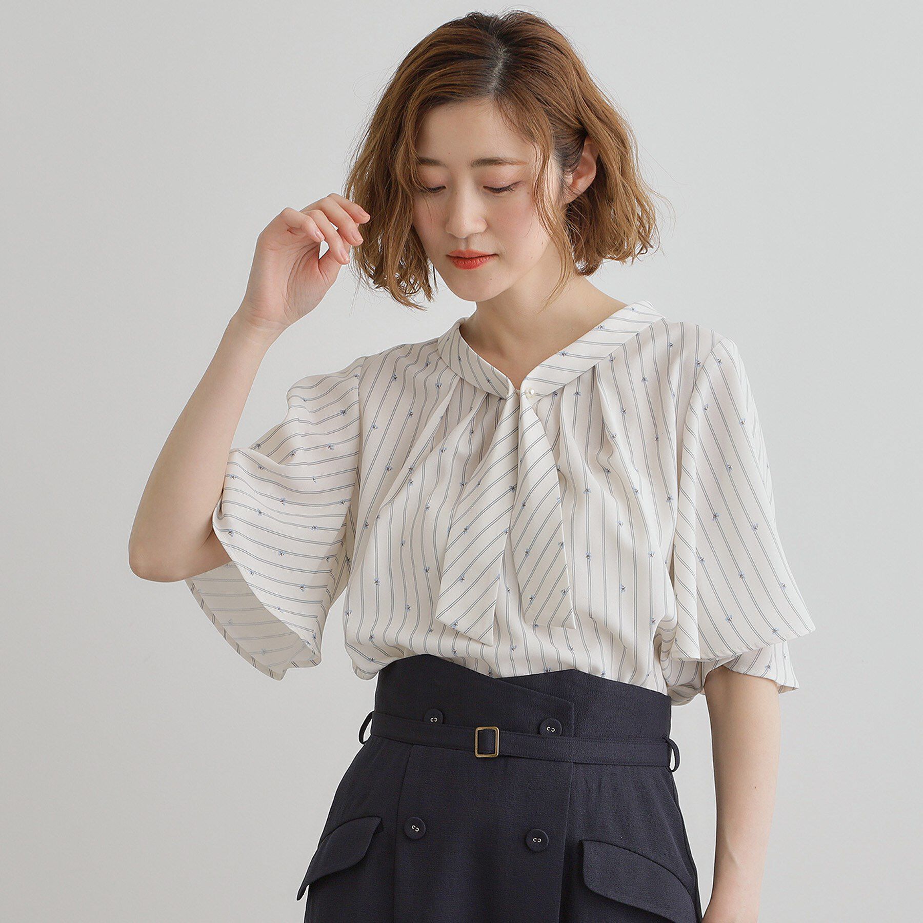 grove「【華やか】パール調ピン付きボウタイブラウス」|シャツ・ブラウス|