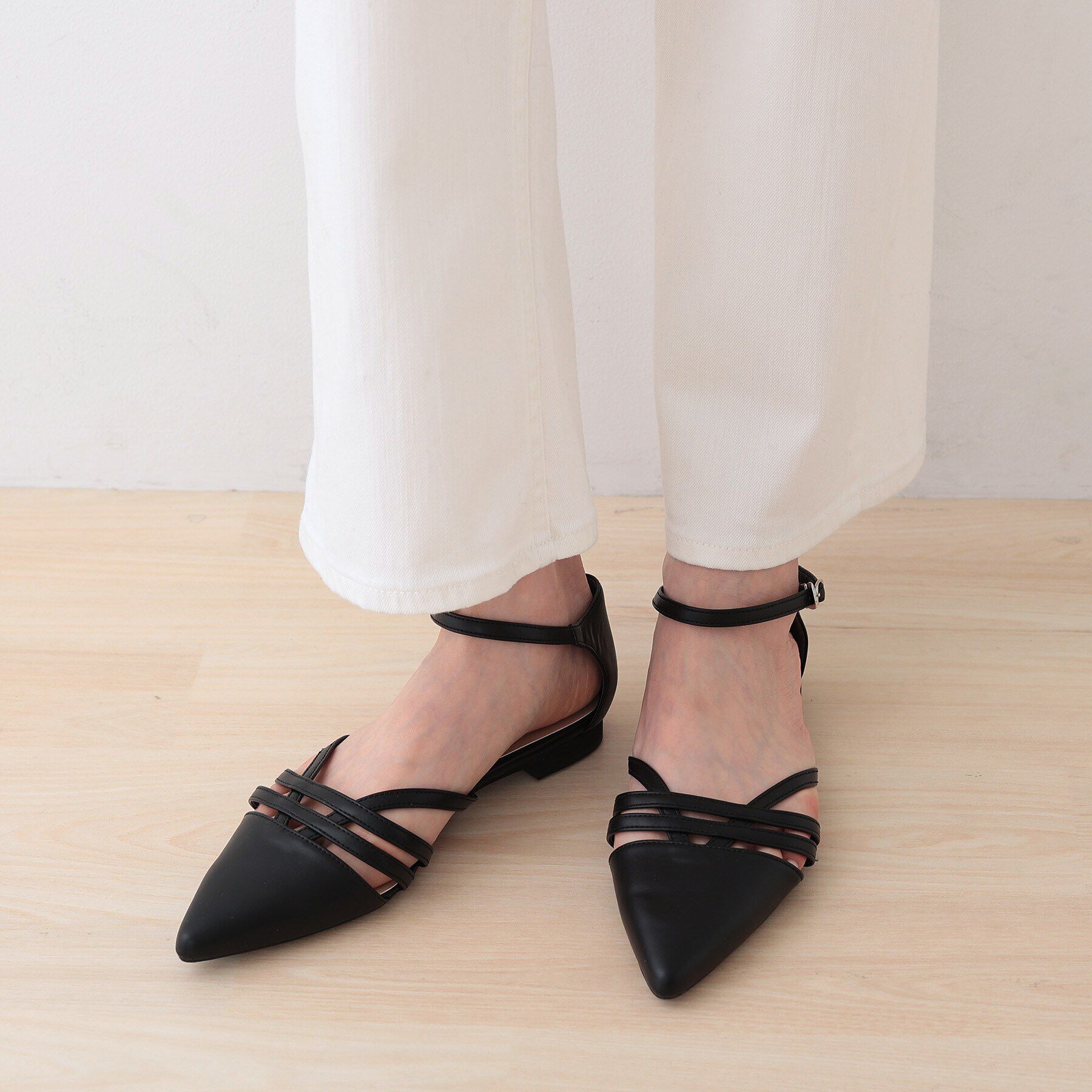 INDIVI「【合皮】クロスストラップ フラットサンダル」|サンダル|