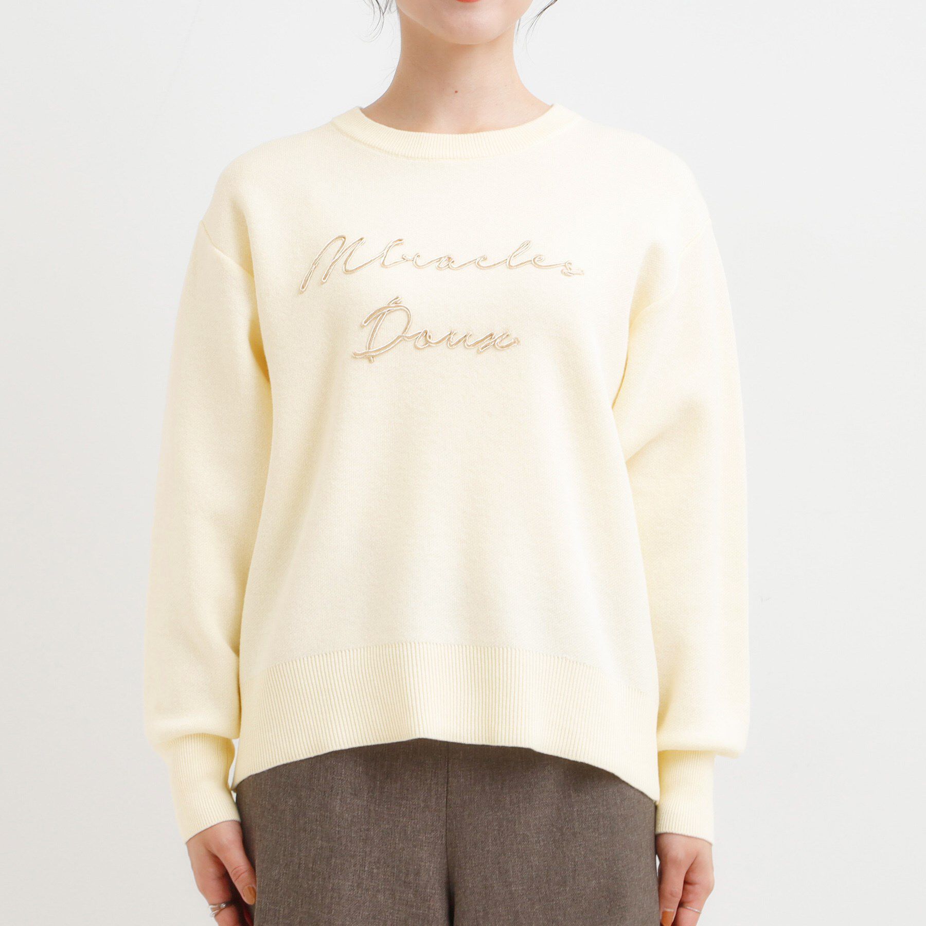 SHOO･LA･RUE「【洗濯機可/ちくちくしにくい】大人のための スウェットライク刺繍ロゴニット」|ニット・セーター|