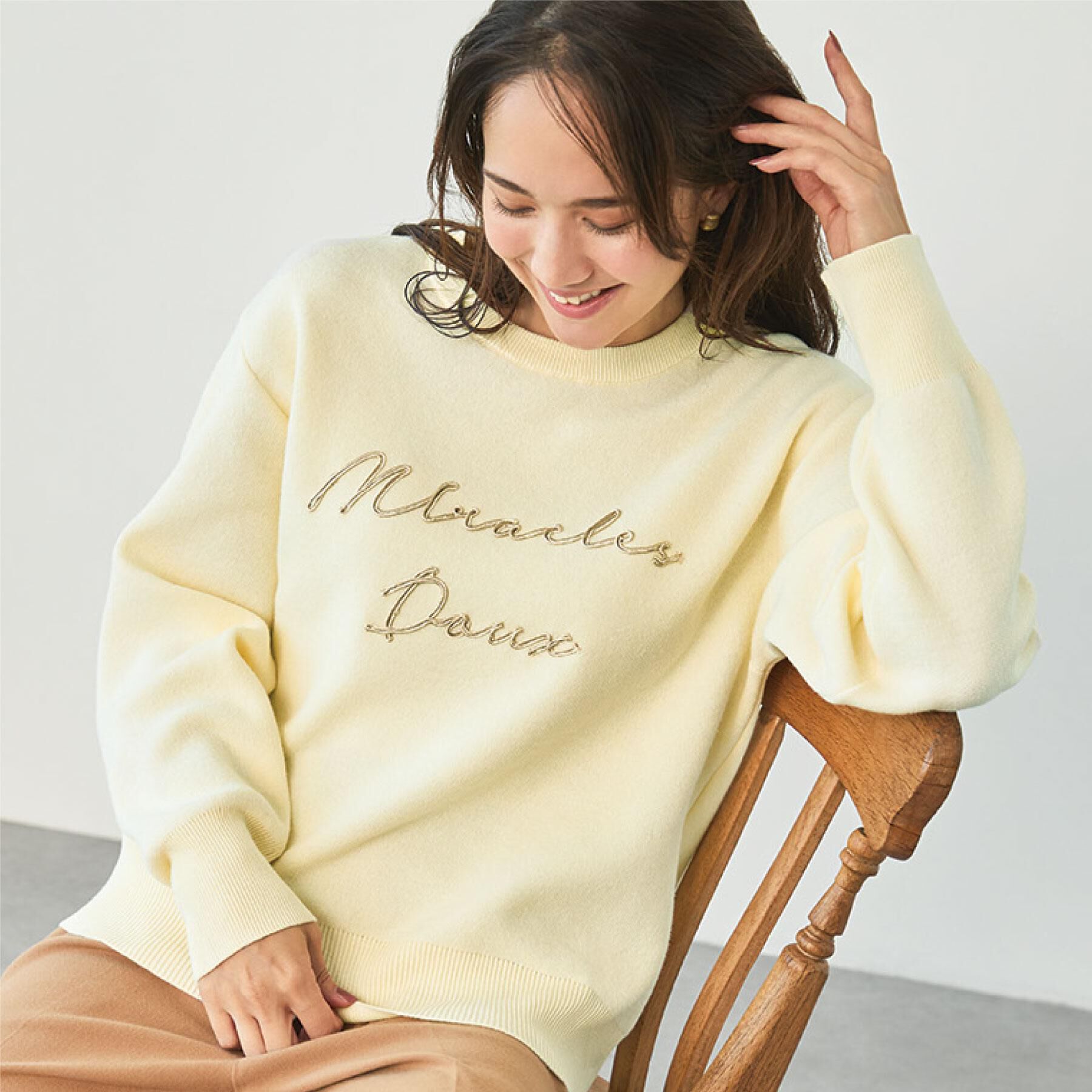 SHOO･LA･RUE「【洗濯機可/ちくちくしにくい】大人のための スウェットライク刺繍ロゴニット」|ニット・セーター|