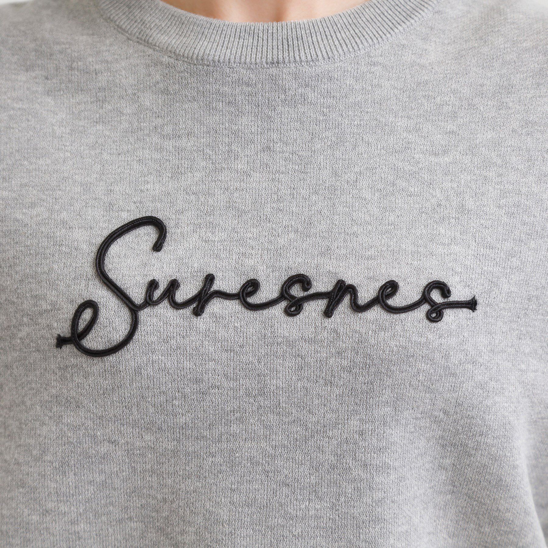 SHOO･LA･RUE「【洗濯機可/ちくちくしにくい】大人のための スウェットライク刺繍ロゴニット」|ニット・セーター|