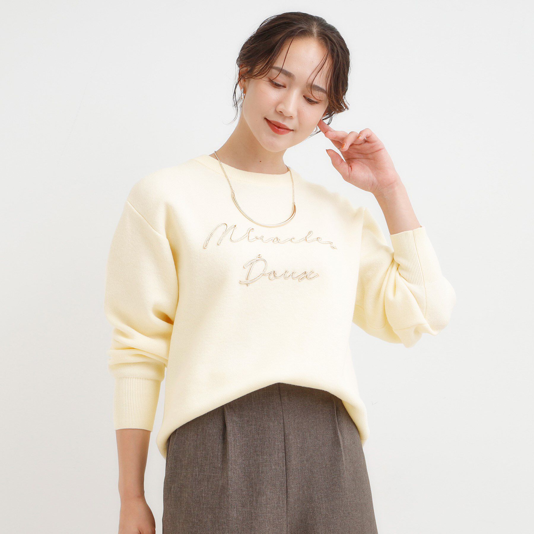 SHOO･LA･RUE「【洗濯機可/ちくちくしにくい】大人のための スウェットライク刺繍ロゴニット」|ニット・セーター|