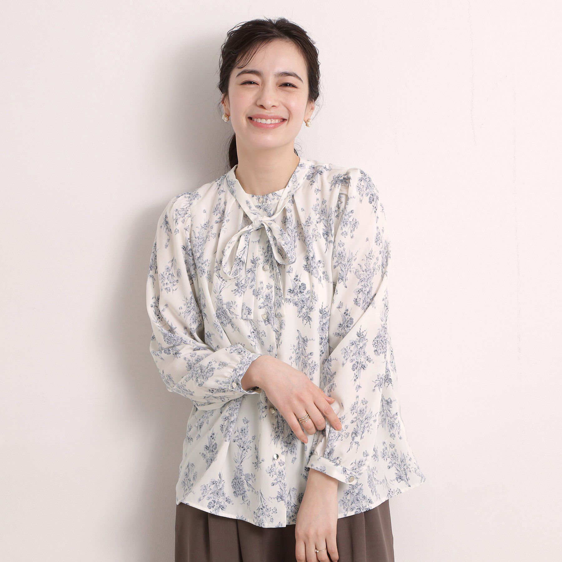 ITS&rsquo;DEMO「花柄ボウタイブラウス」|シャツ・ブラウス|アイボリー(104)