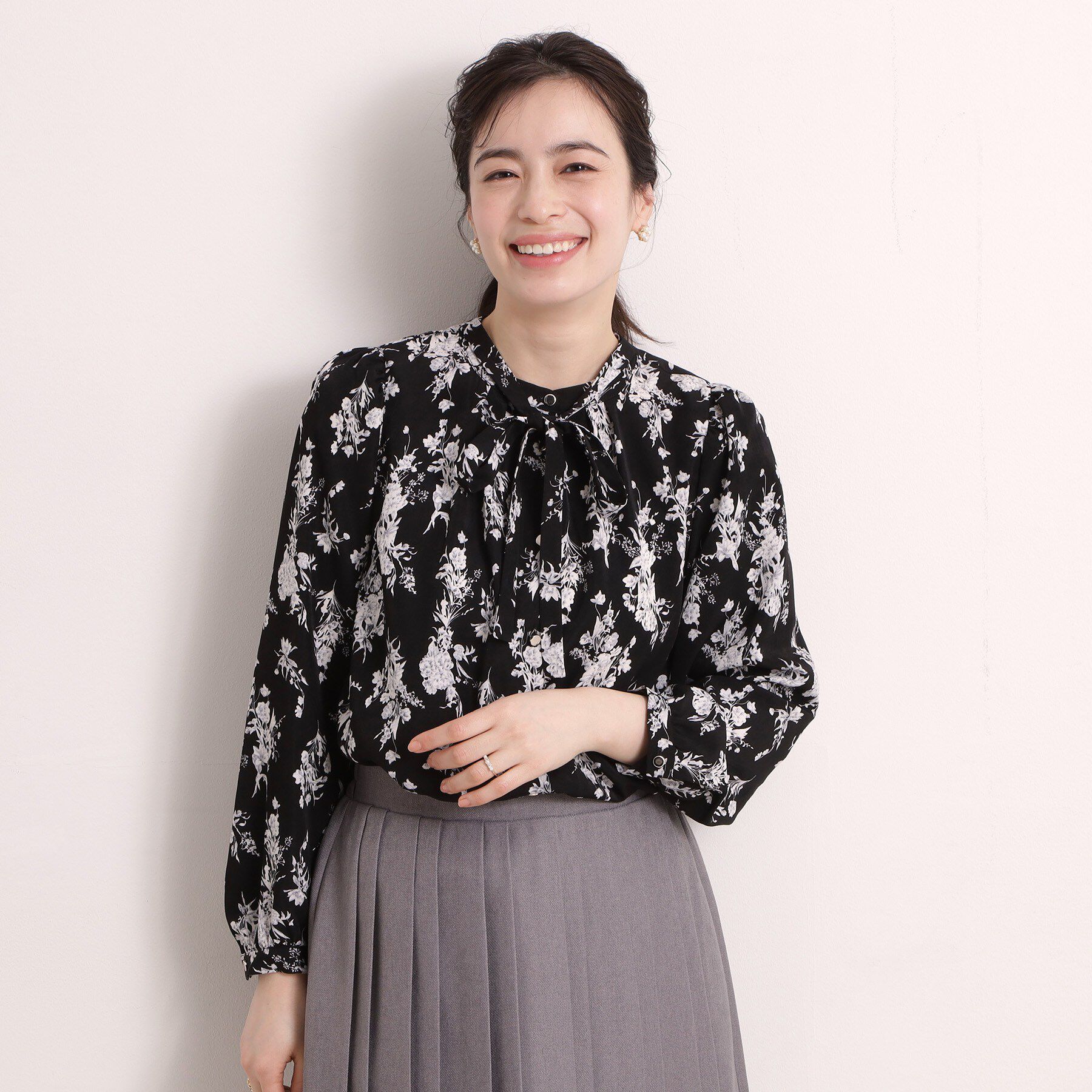 ITS&rsquo;DEMO「花柄ボウタイブラウス」|シャツ・ブラウス|ブラック(119)