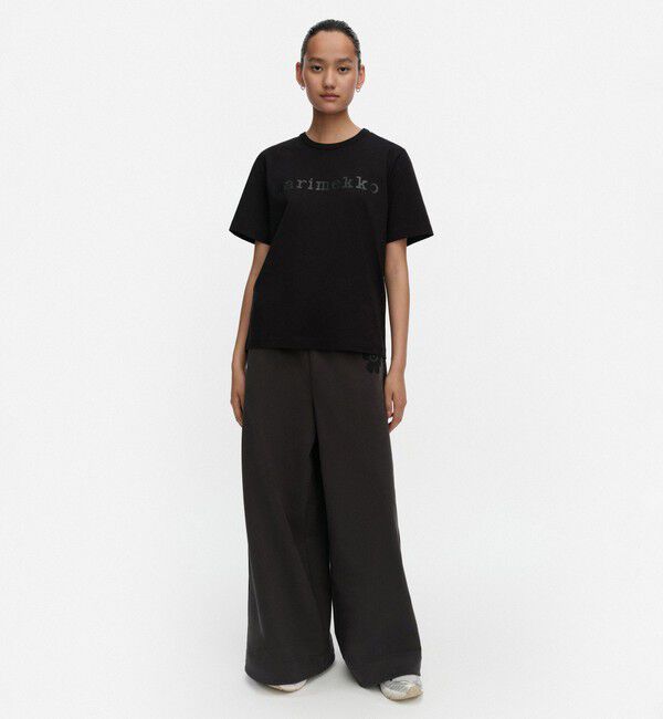 Marimekko「Erna Logo Placement Tシャツ」|シャツ・ブラウス|ブラック&times;ブラック
