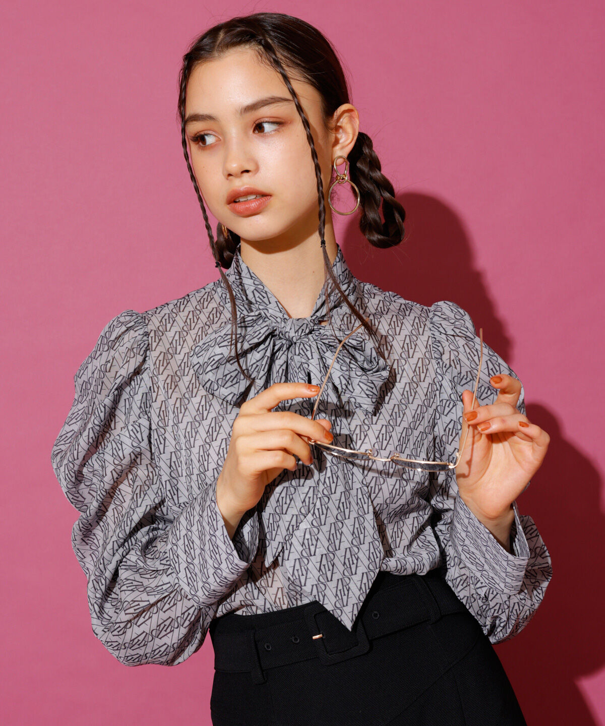 REDYAZEL「モノグラムプリントボウタイブラウス」|シャツ・ブラウス|