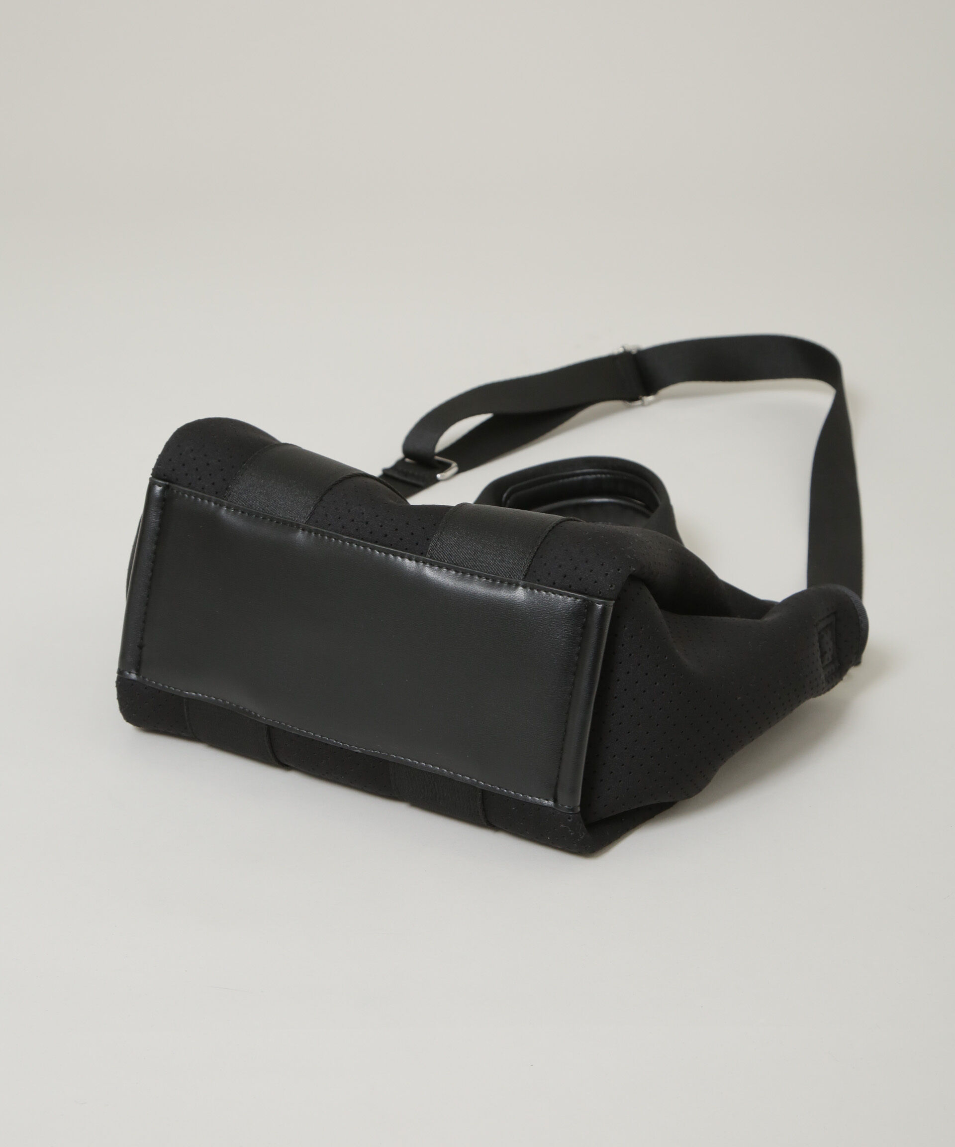 nano･universe「パンチングショルダートートバッグ」|ショルダー・メッセンジャー|