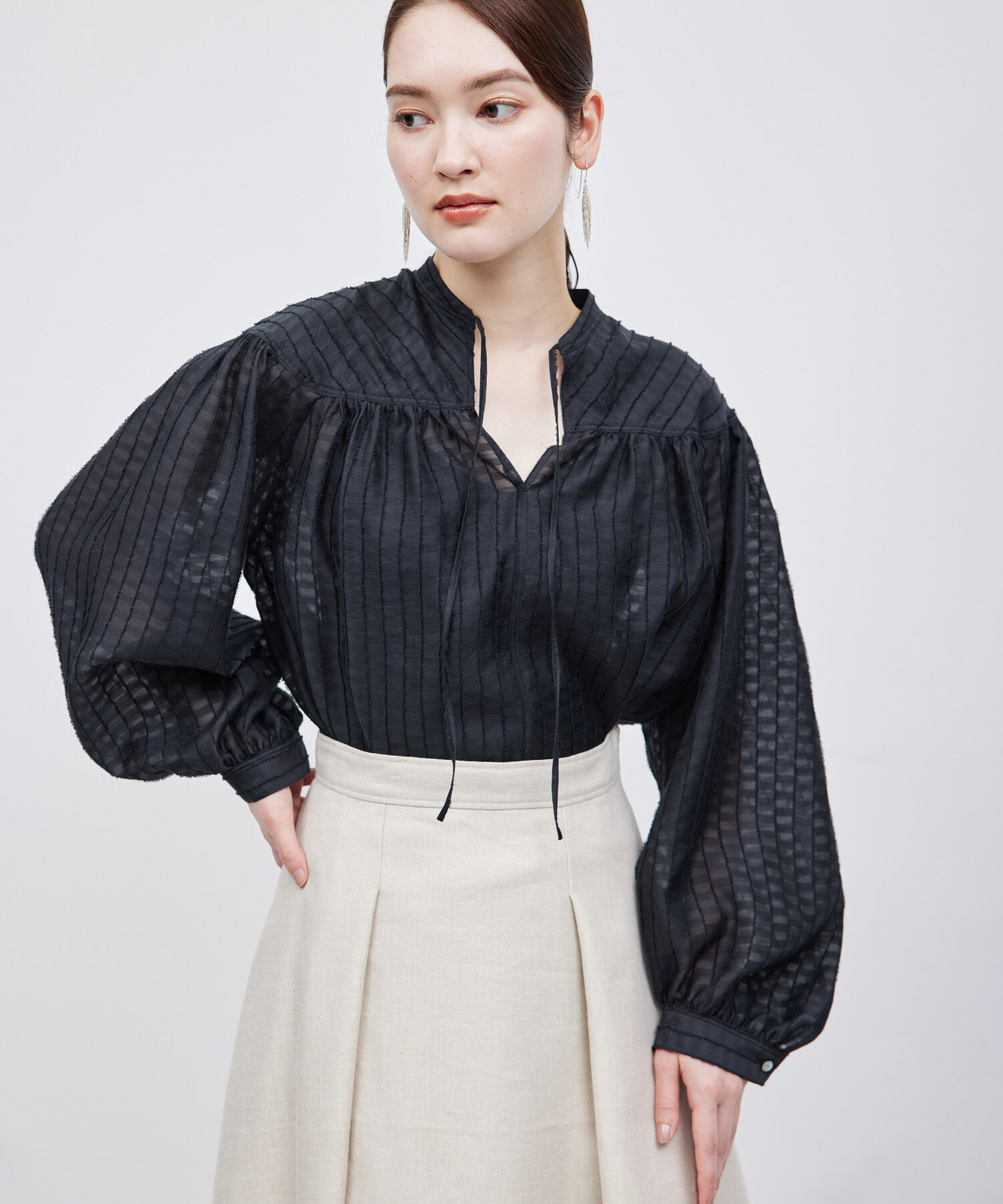 ROPE「ジャカードスタンドギャザーブラウス」|シャツ・ブラウス|