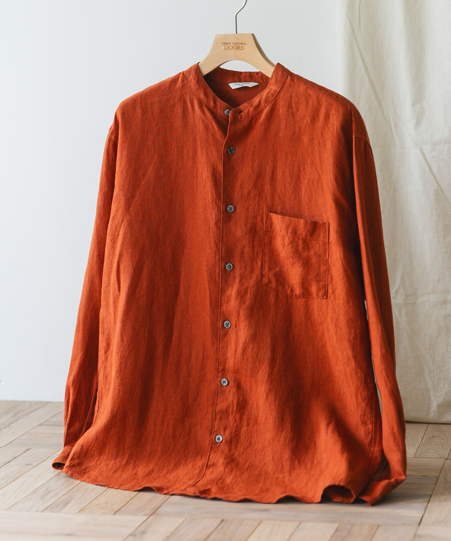 URBAN RESEARCH DOORS「『XLサイズ/WEB限定』シルケットリネンバンドカラーロングスリーブシャツ」|シャツ・ブラウス|オレンジ