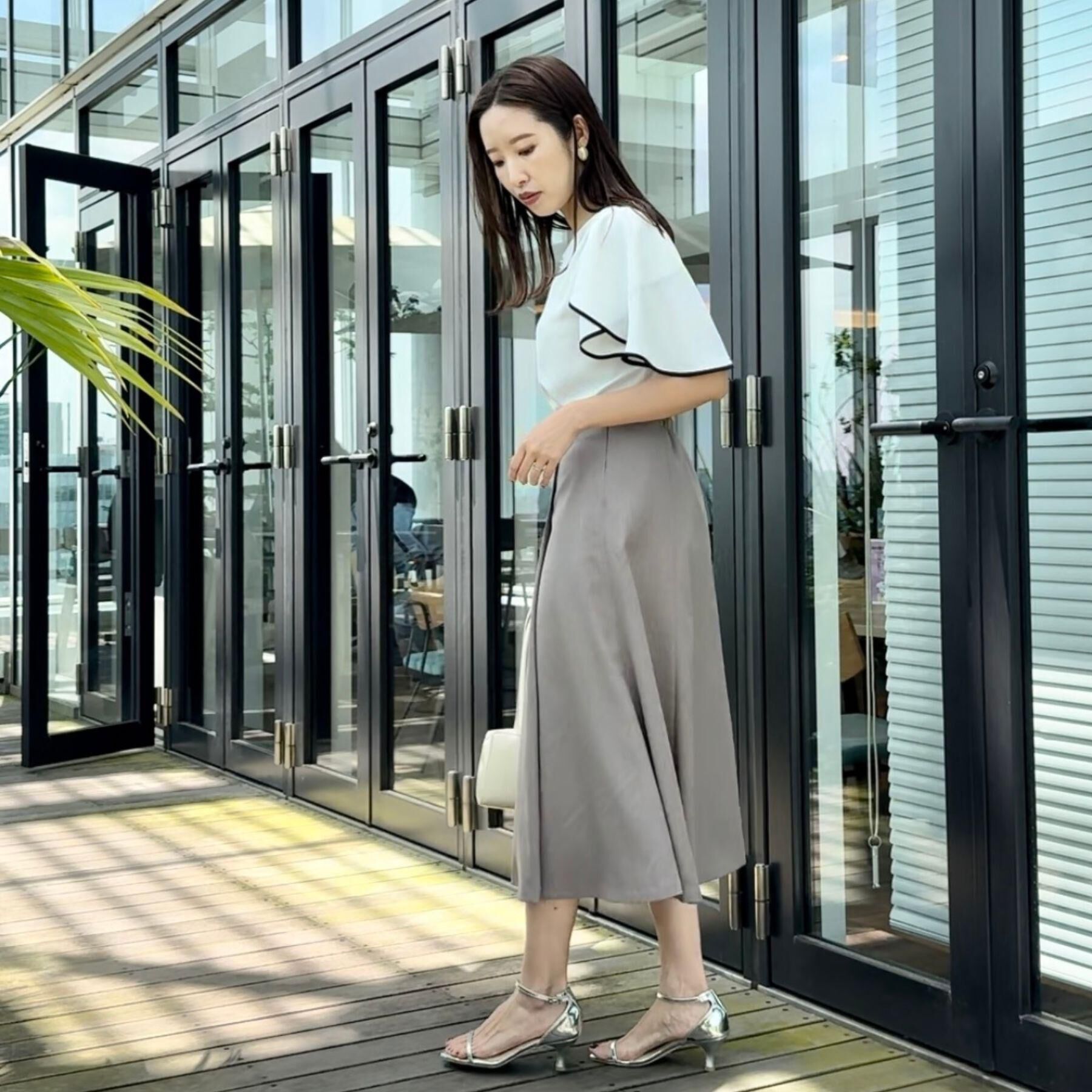 Couture broach「【洗える・通勤】Vネックパール調フレアブラウス」|シャツ・ブラウス|