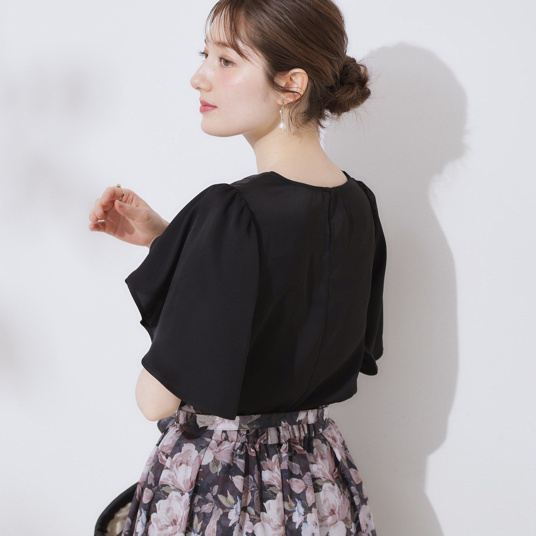 Couture broach「【洗える・通勤】Vネックパール調フレアブラウス」|シャツ・ブラウス|