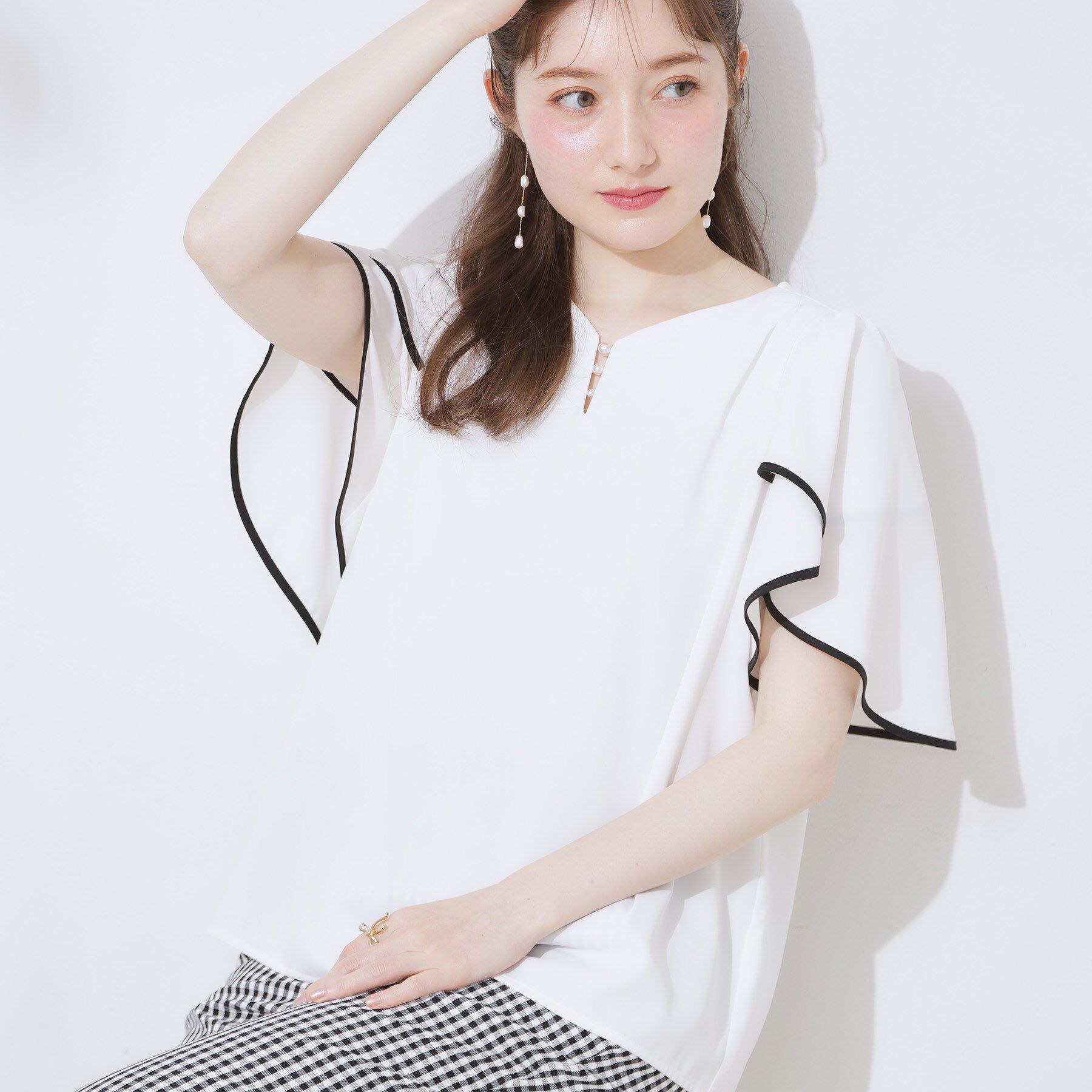 Couture broach「【洗える・通勤】Vネックパール調フレアブラウス」|シャツ・ブラウス|