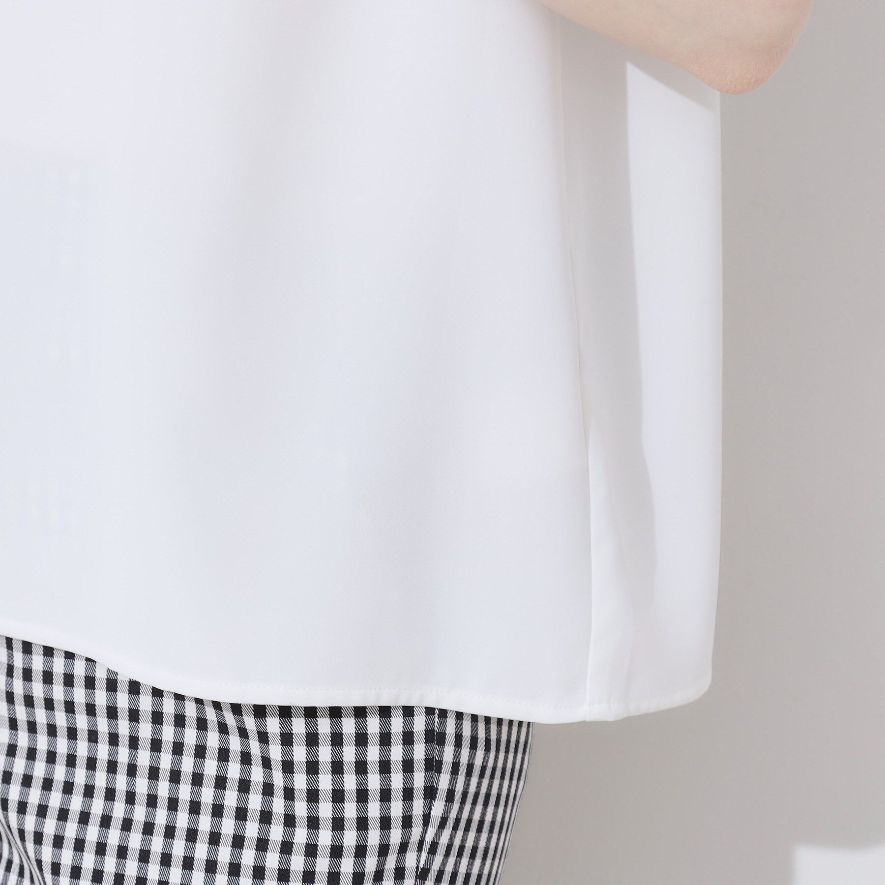 Couture broach「【洗える・通勤】Vネックパール調フレアブラウス」|シャツ・ブラウス|