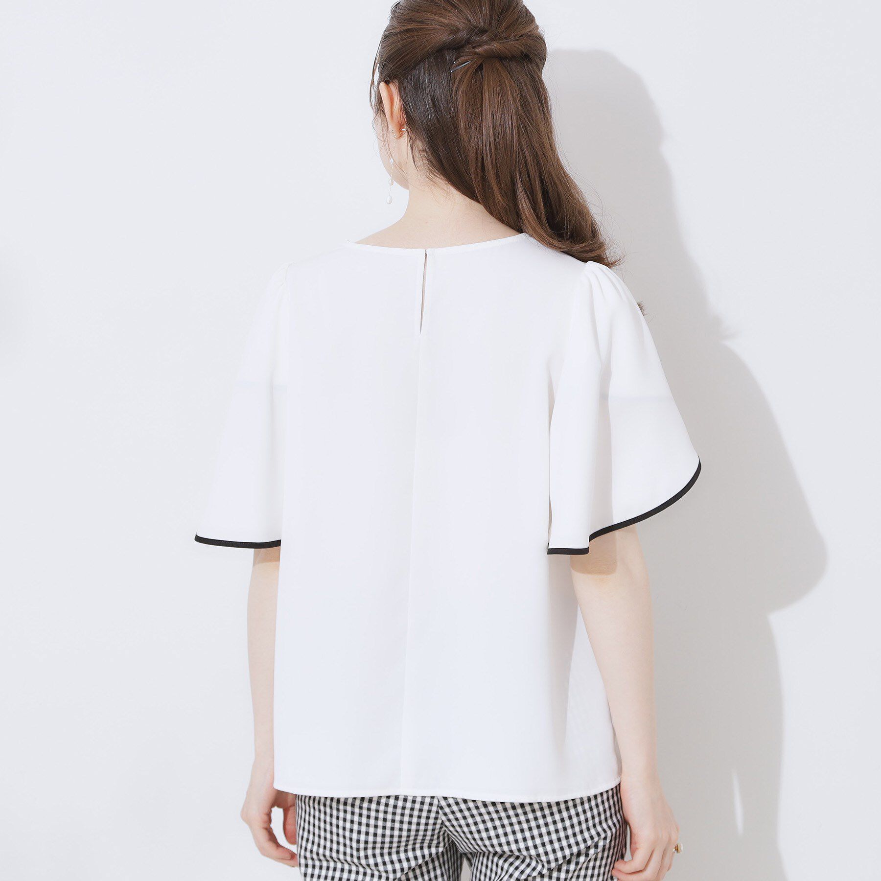 Couture broach「【洗える・通勤】Vネックパール調フレアブラウス」|シャツ・ブラウス|