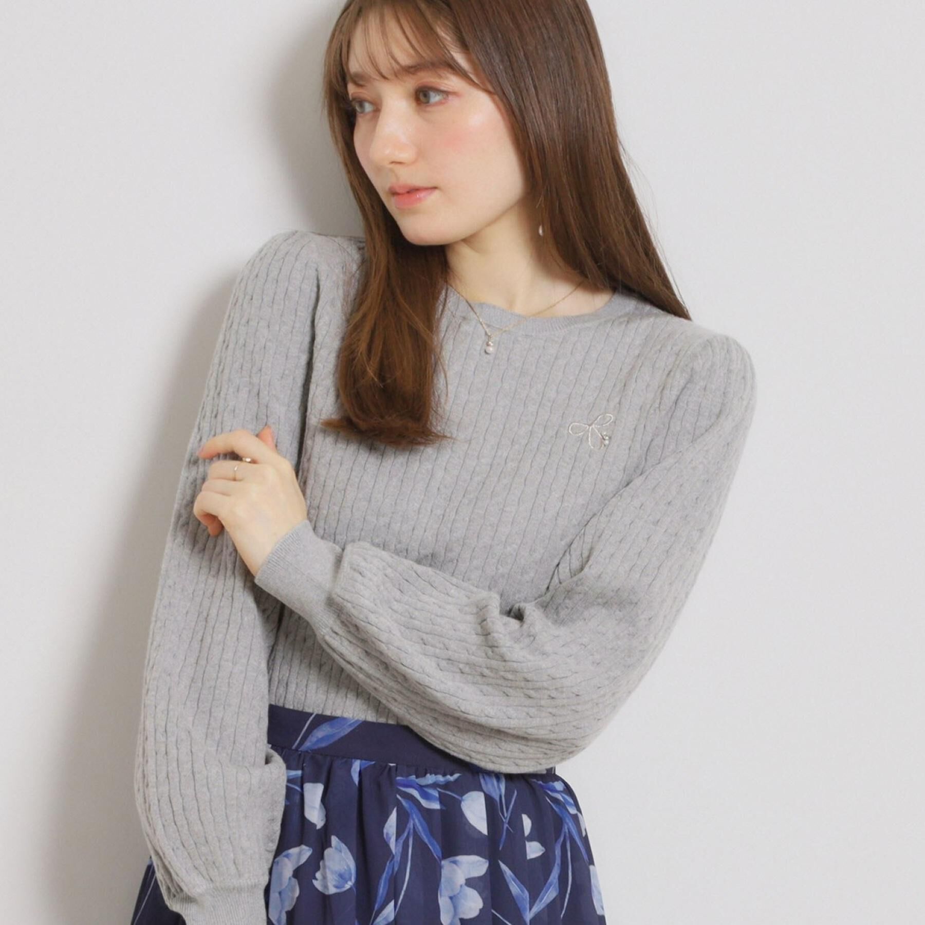 Couture broach「【洗える】リボンエンブロ細ケーブルニット」|ニット・セーター|グレー(012)