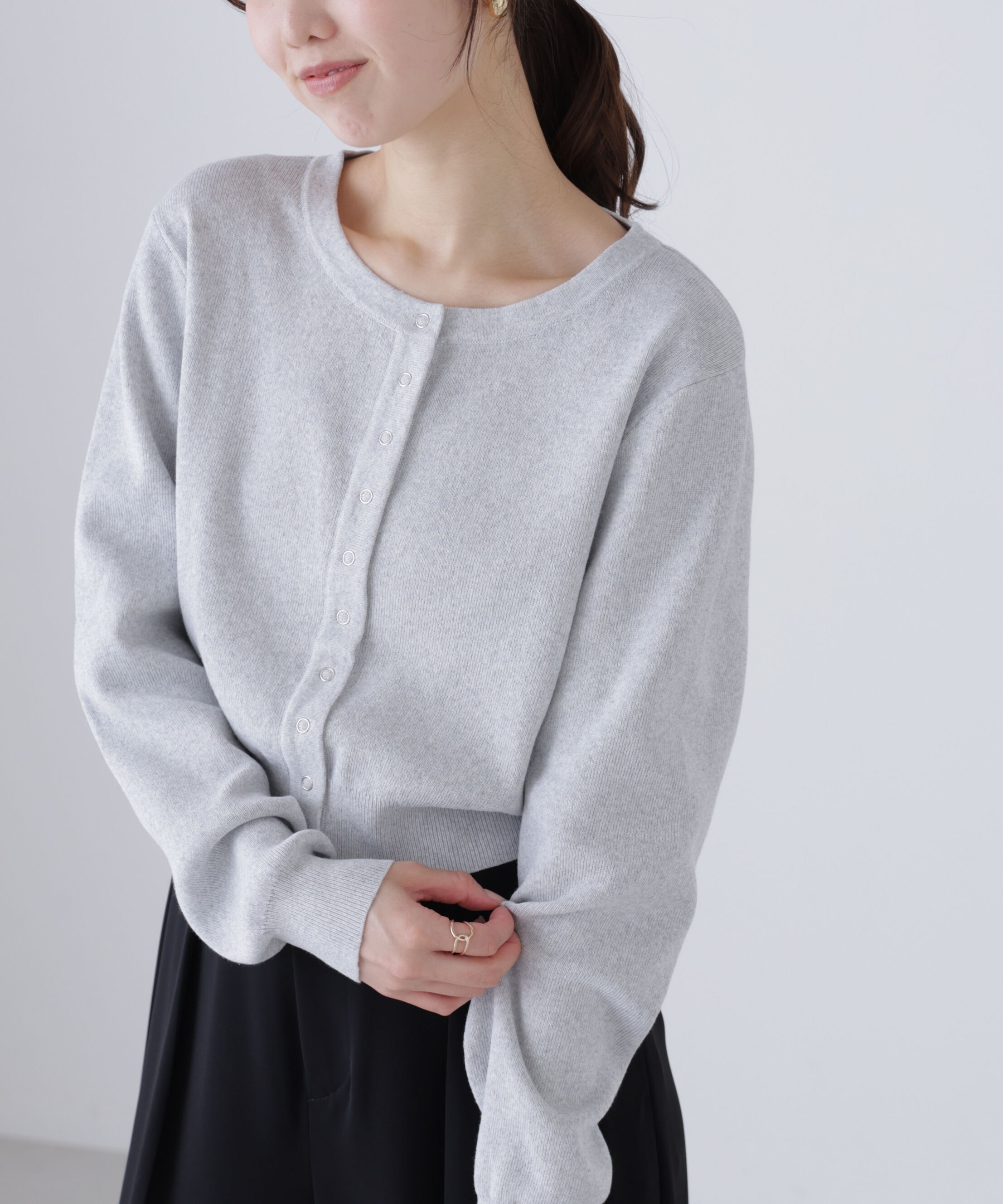  「リングドットボタンクルーネックニットカーディガン」|ニット・セーター|グレー