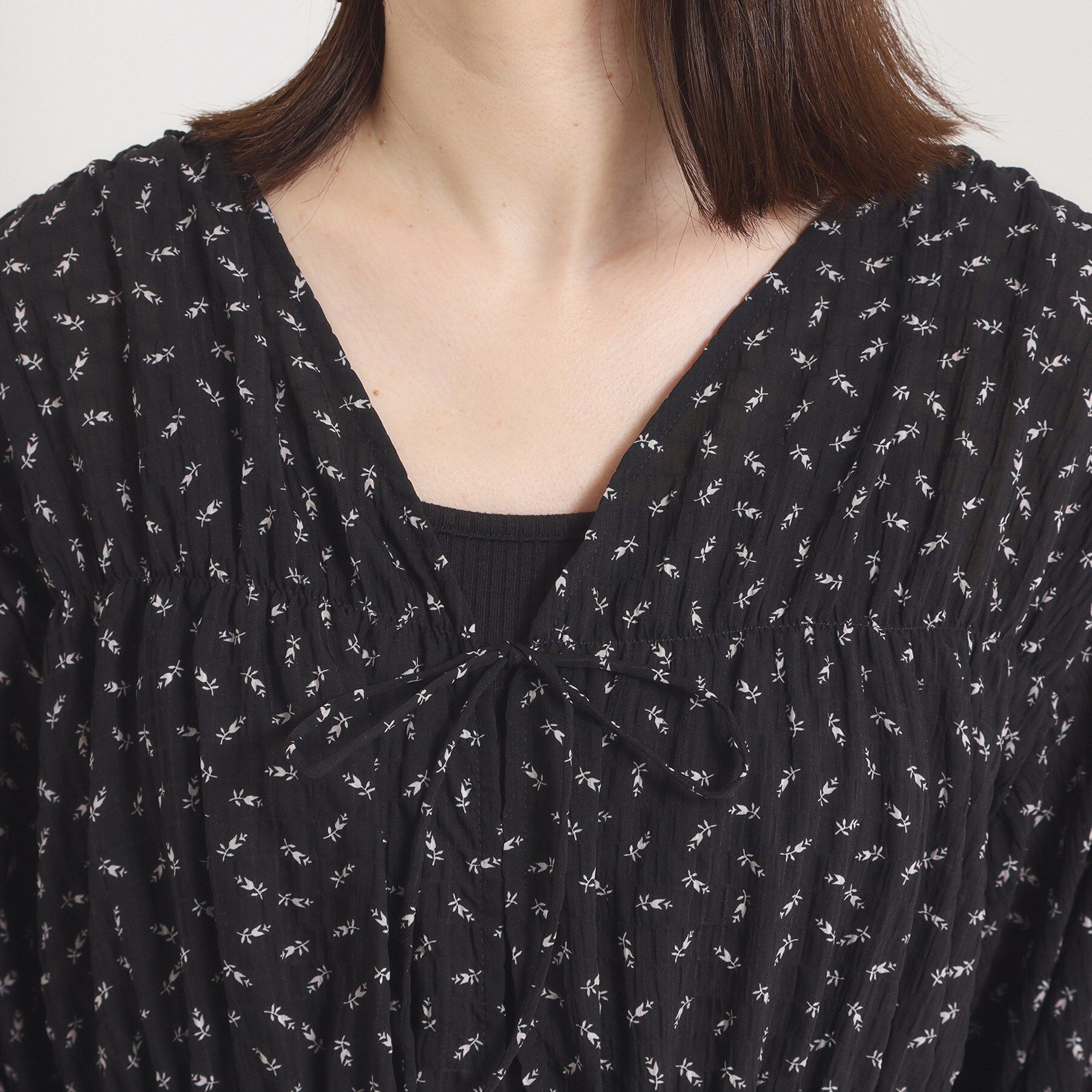 ITS&rsquo;DEMO「【手洗い可】花柄シャーリング前開きブラウス」|シャツ・ブラウス|