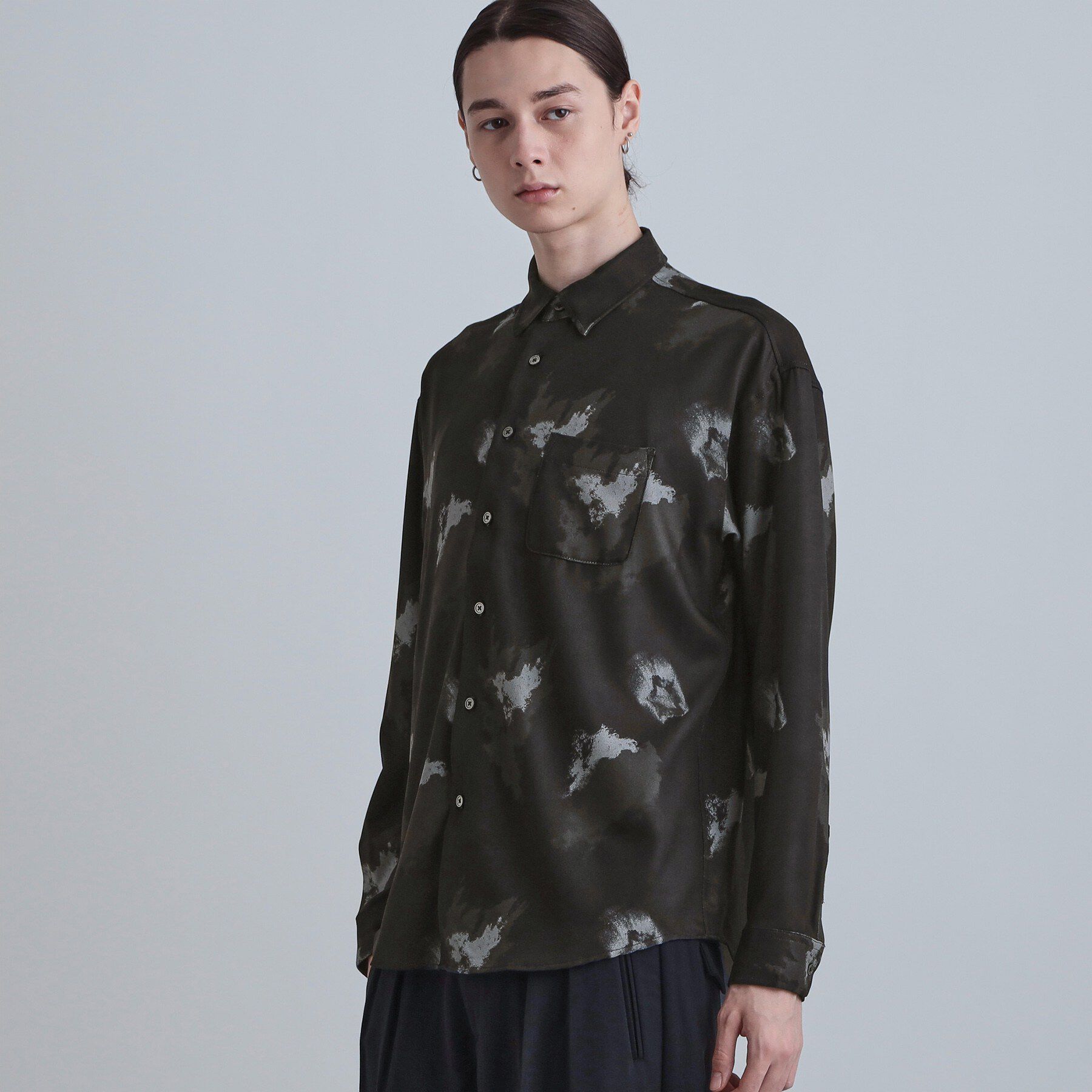 tk.TAKEO KIKUCHI「スモークブラープリントシャツ」|シャツ・ブラウス|ブラック(019)