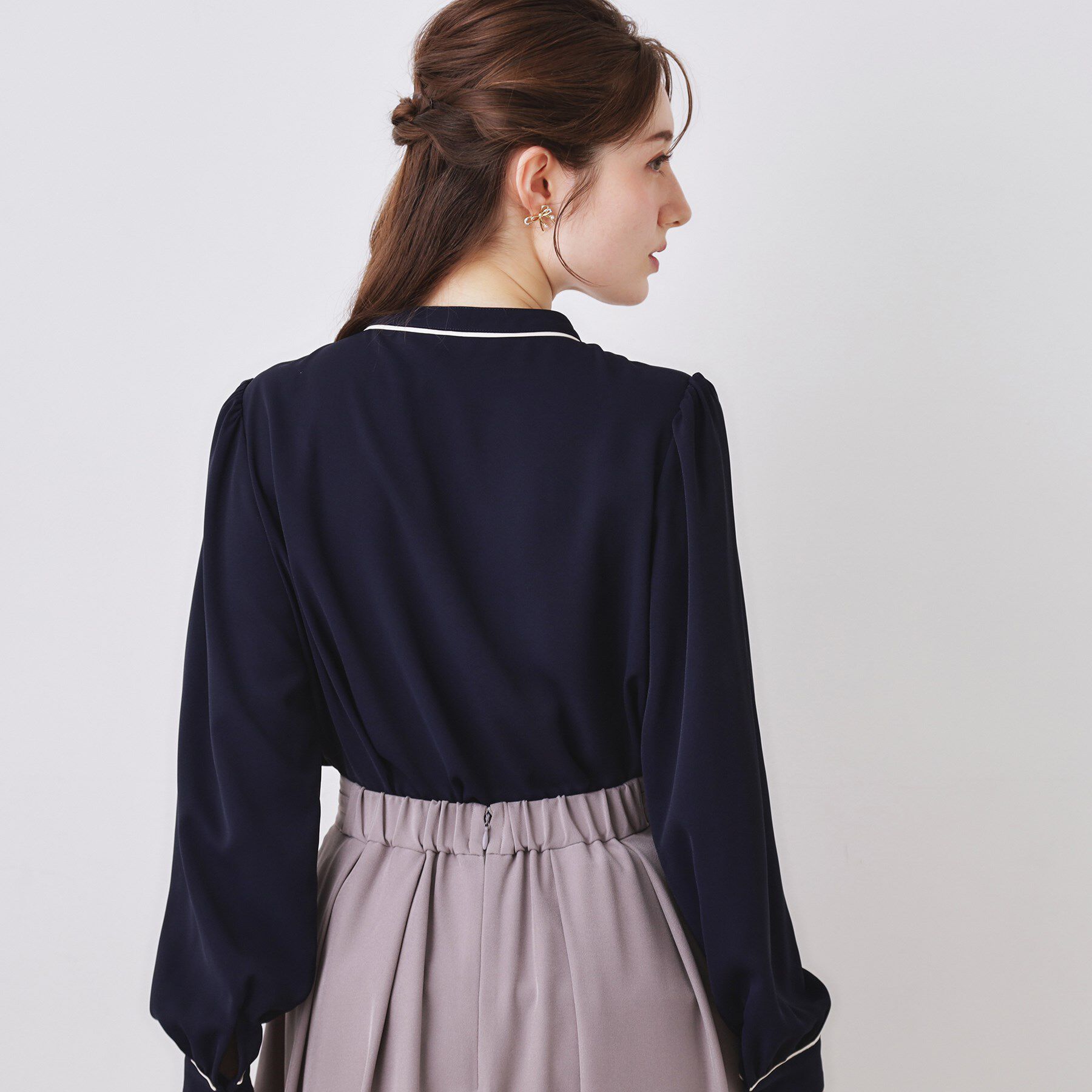 Couture broach「【ハレの日・通勤】配色タックタイブラウス」|シャツ・ブラウス|
