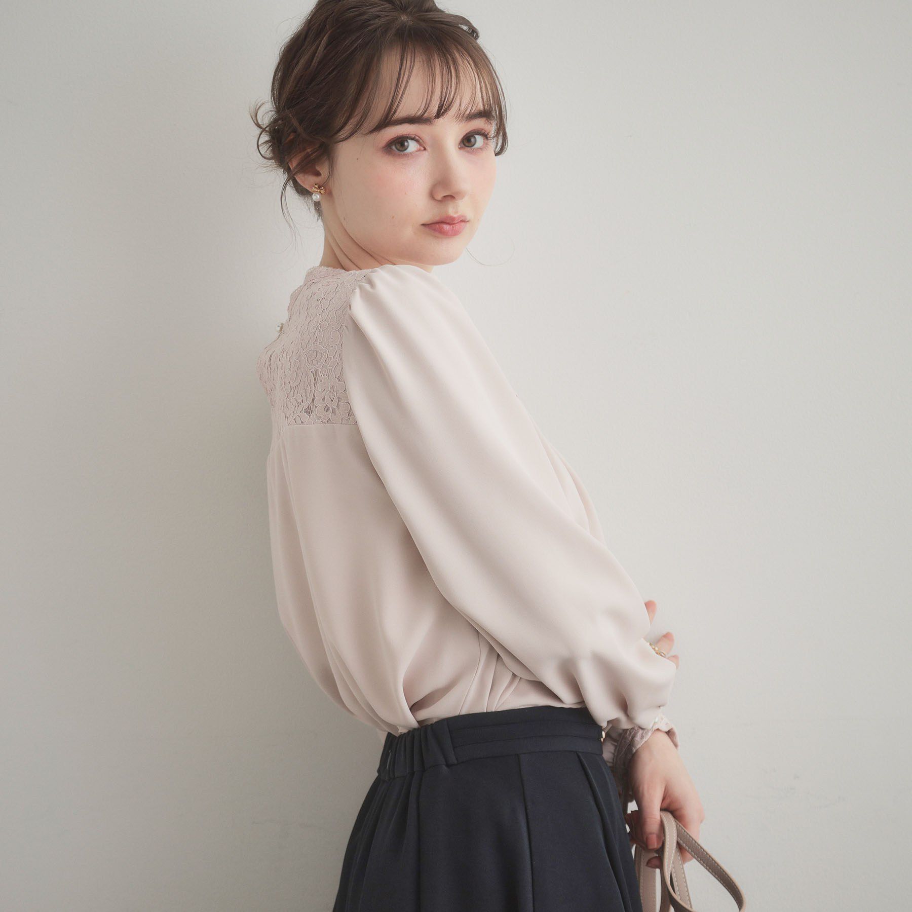 Couture broach「【ハレの日・通勤】レースドッキング ブラウス」|シャツ・ブラウス|