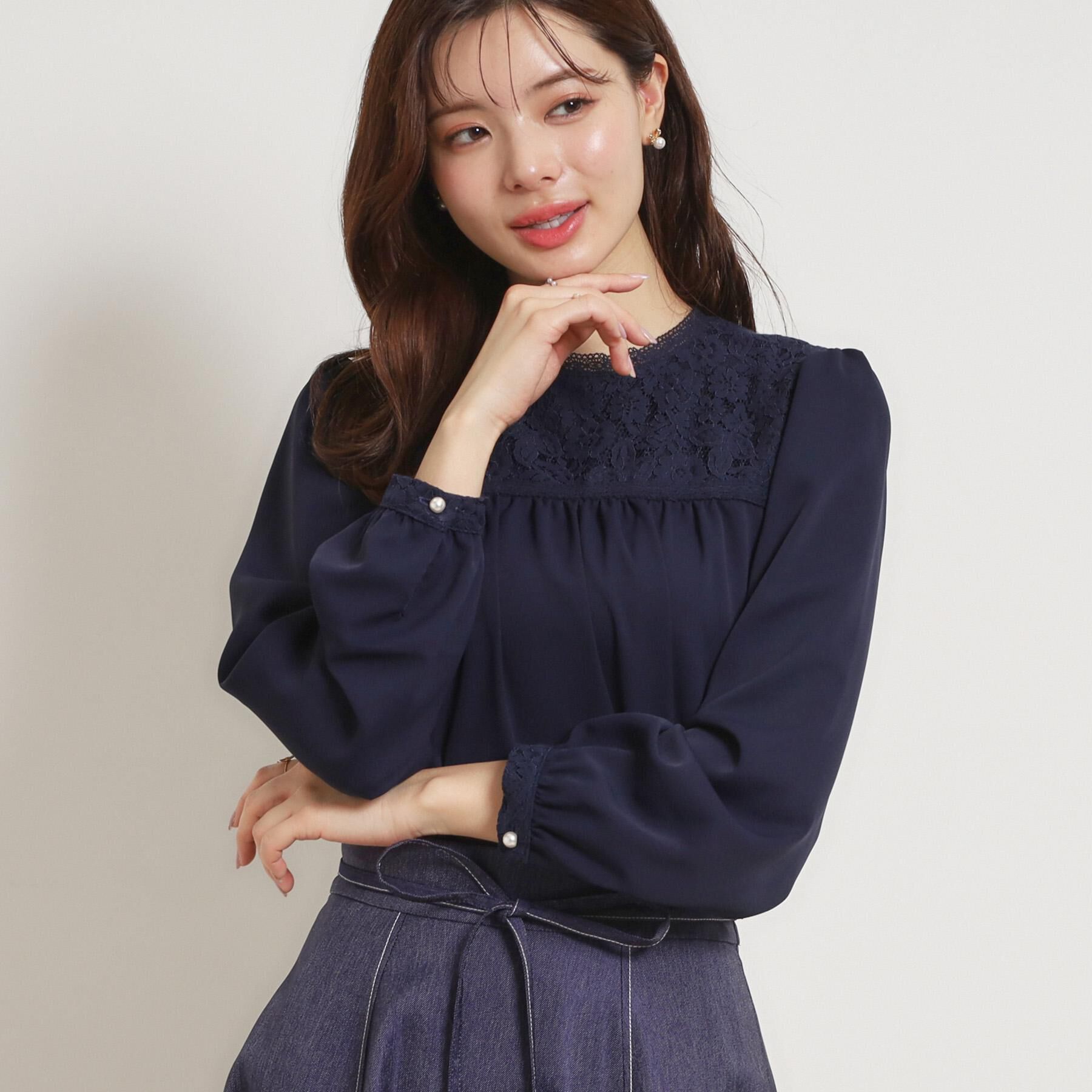Couture broach「【ハレの日・通勤】レースドッキング ブラウス」|シャツ・ブラウス|ネイビー(094)
