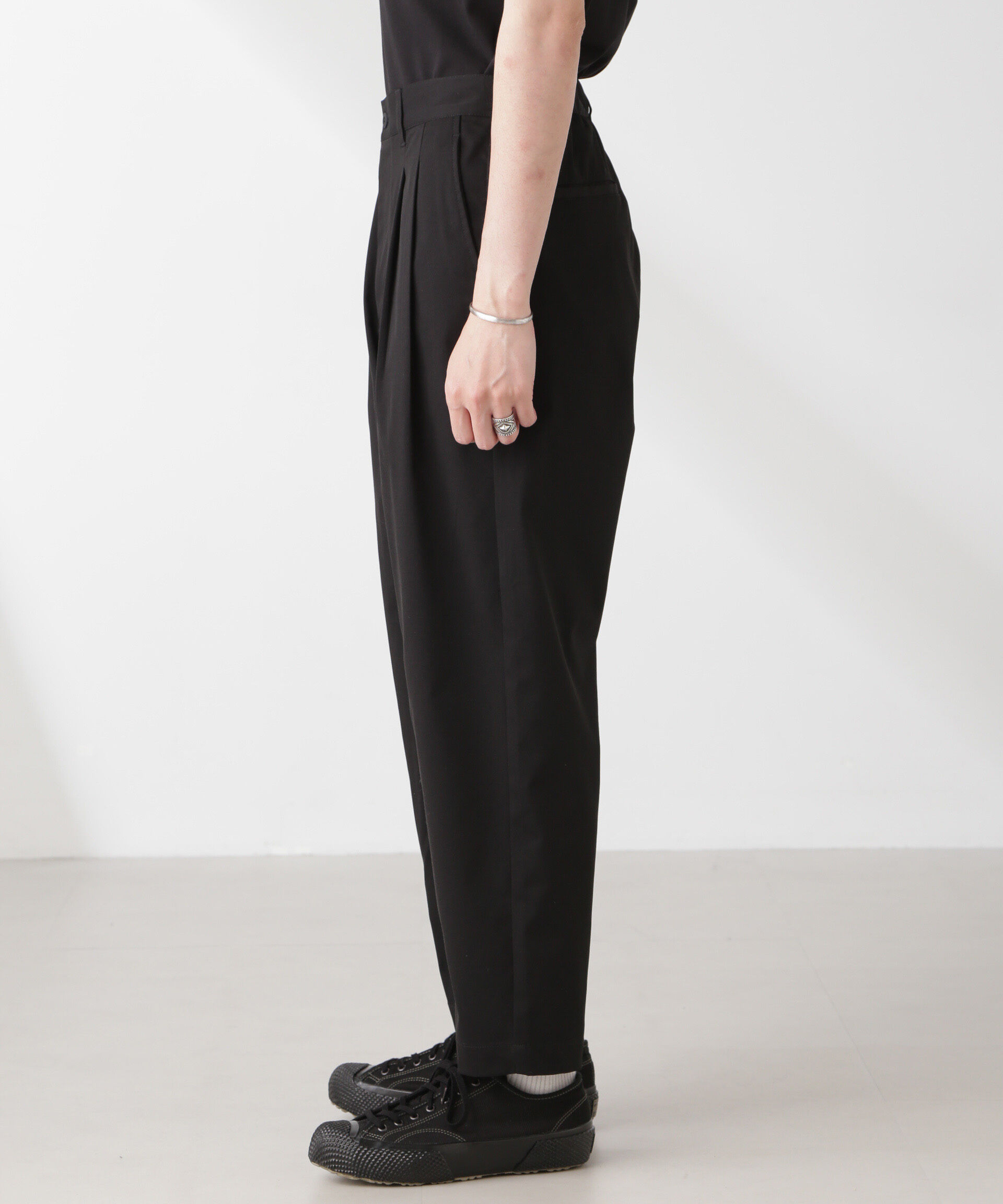 nano･universe「コットンライクツイルツータックテーパードイージーパンツ」|チノ|