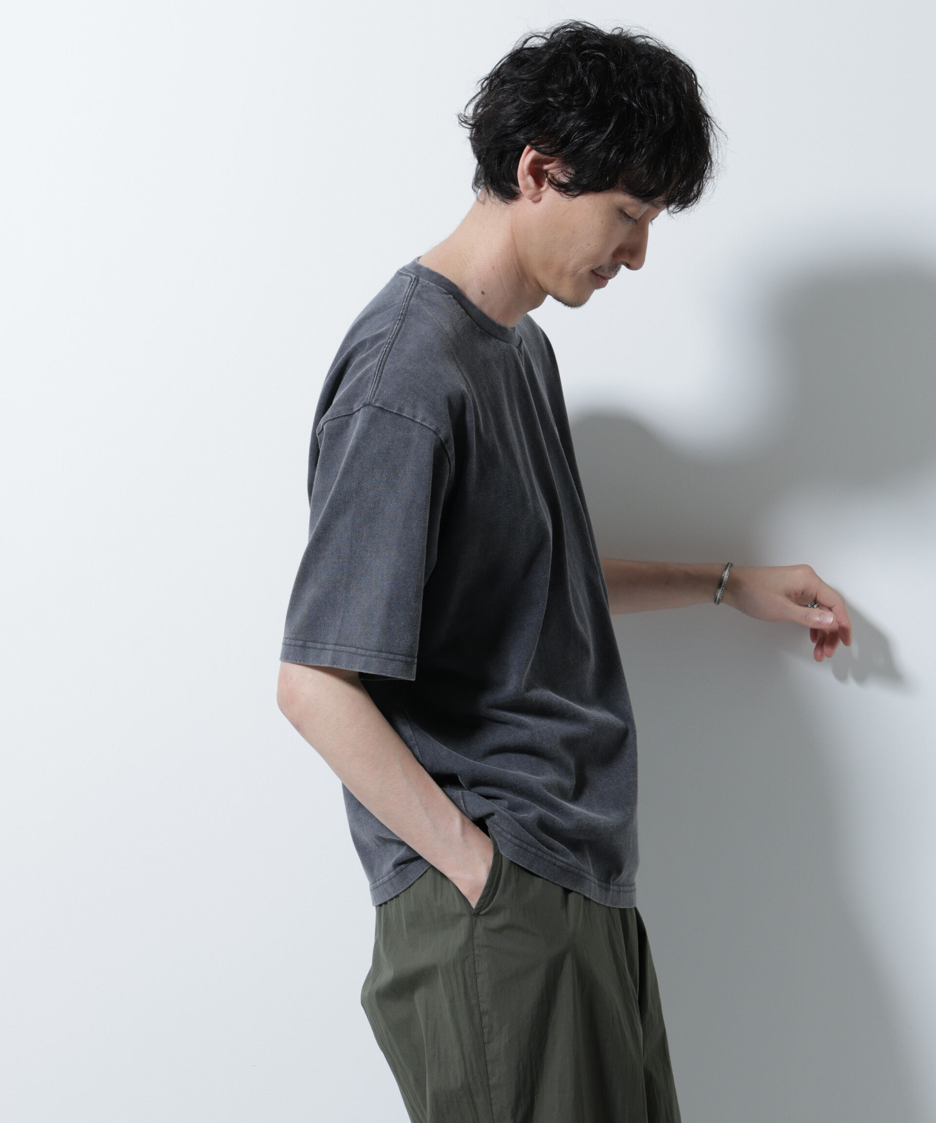 nano･universe「「A-C-Z」ピグメントグラフィックTシャツ 半袖」|Tシャツ・カットソー|