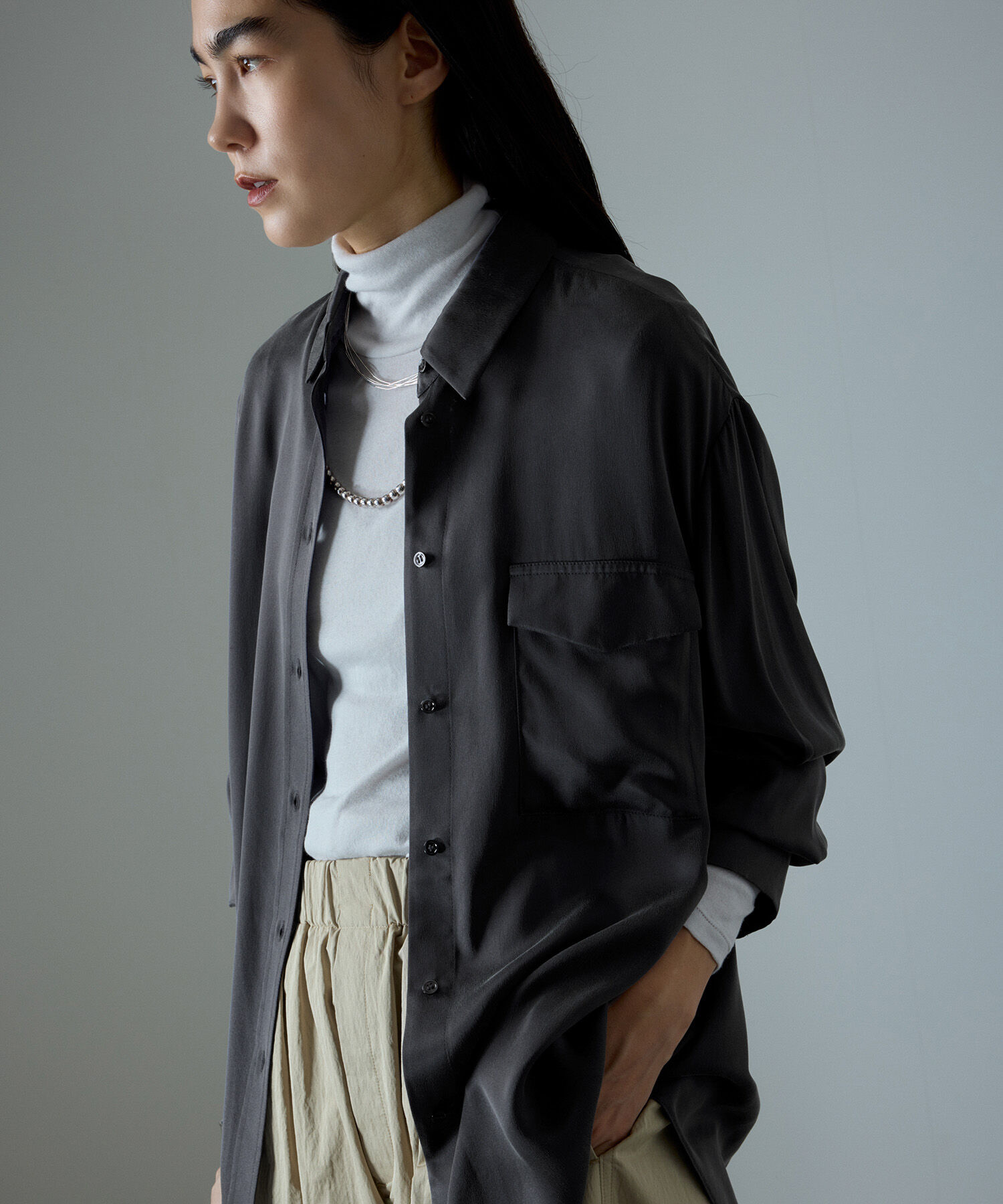 SALON adam et rope'「[24AW]GENTLE SILK シャツブラウス【セットアップ対応】」|シャツ・ブラウス|チャコール(06)