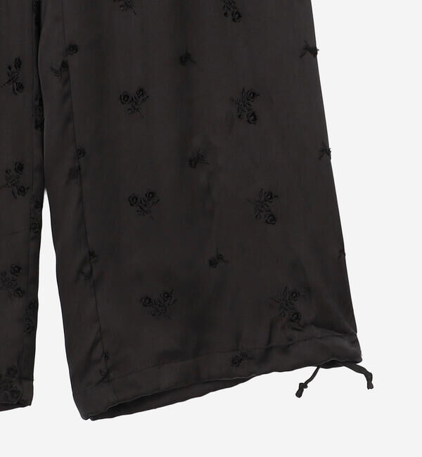  「TICCA | フラワーエンブロイダリー サテンパンツ WOMEN」|チノ|