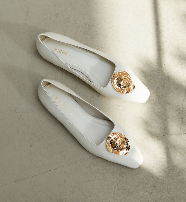 AU BANNISTER「メタルモチーフフラットパンプス」|パンプス|オフホワイト