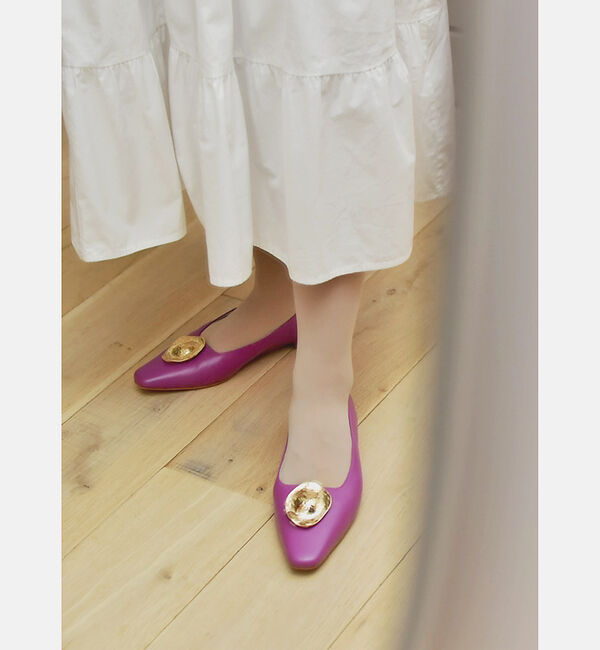 AU BANNISTER「メタルモチーフフラットパンプス」|パンプス|